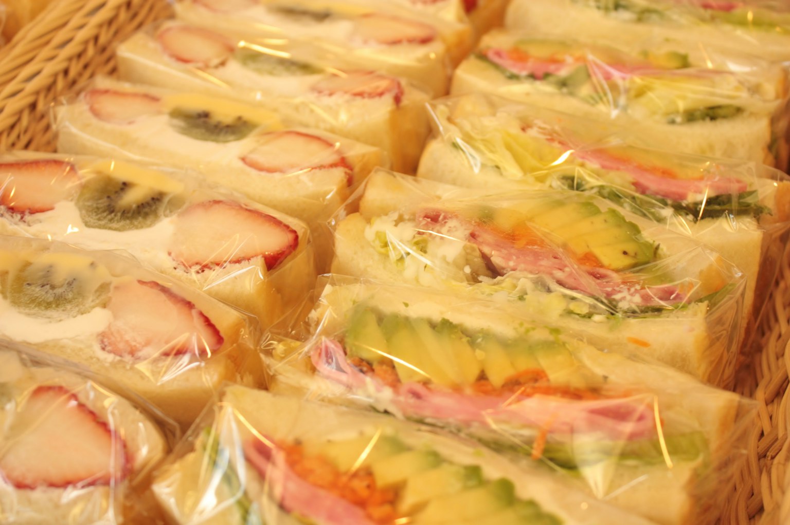 Panini colorati ripieni di vari ingredienti avvolti e disposti ordinatamente