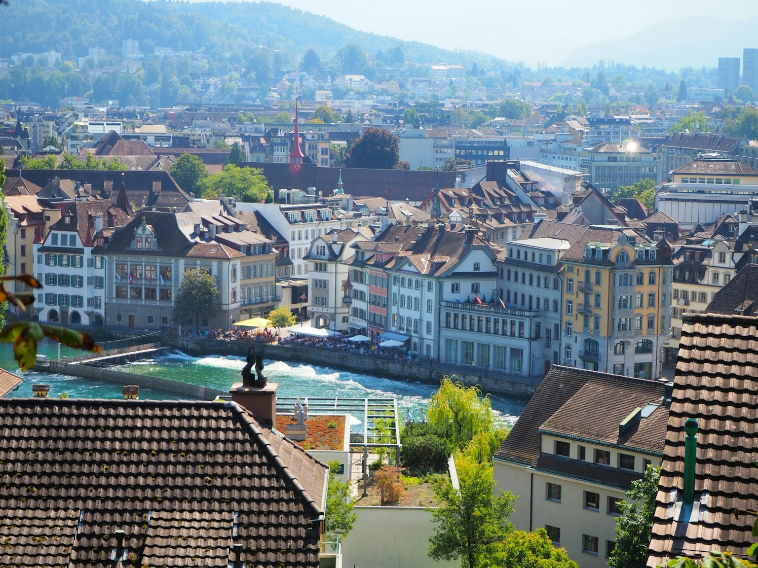 Schöne Aussicht auf die Stadtlandschaft und den Fluss von Zürich