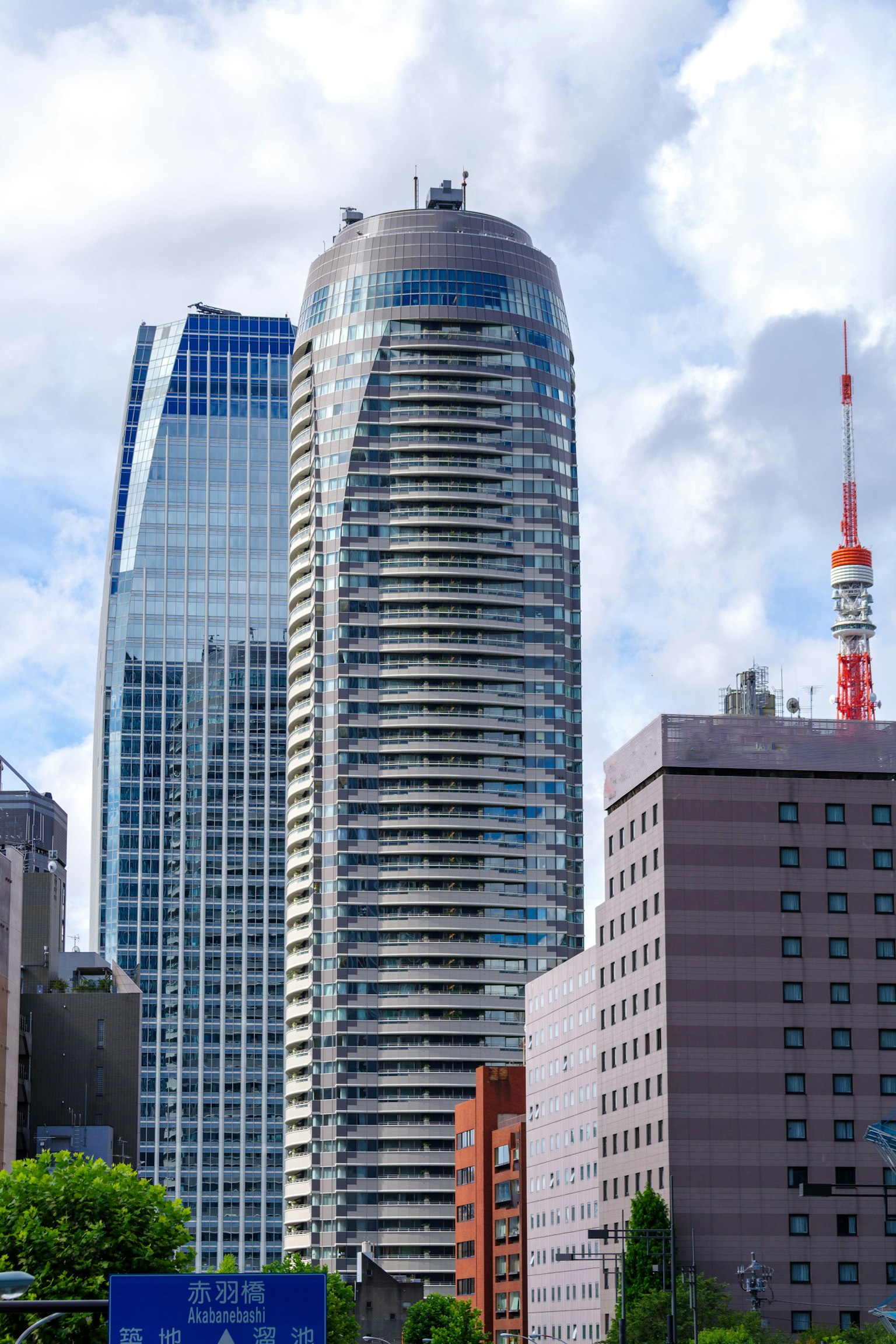Horizon de Tokyo avec des gratte-ciels modernes et un ciel bleu clair