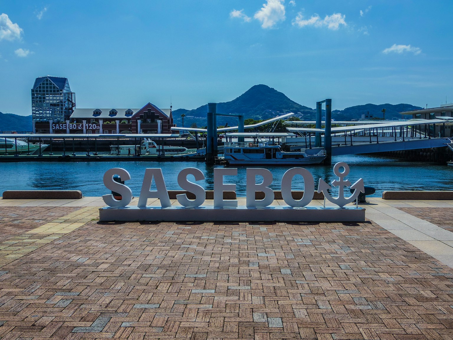在佐世保港口的巨大標誌SASBO和藍天
