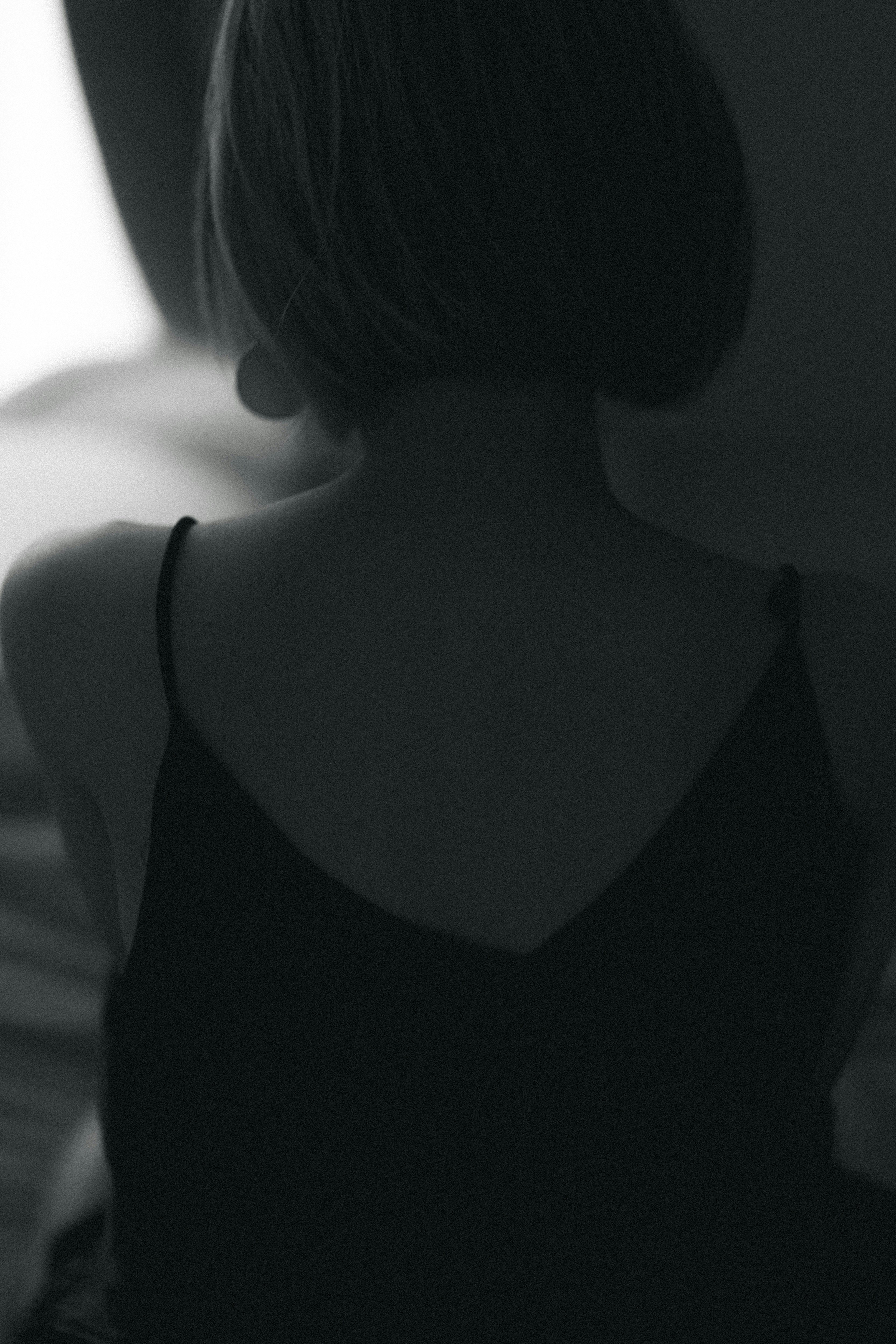 vista trasera de una mujer con top negro