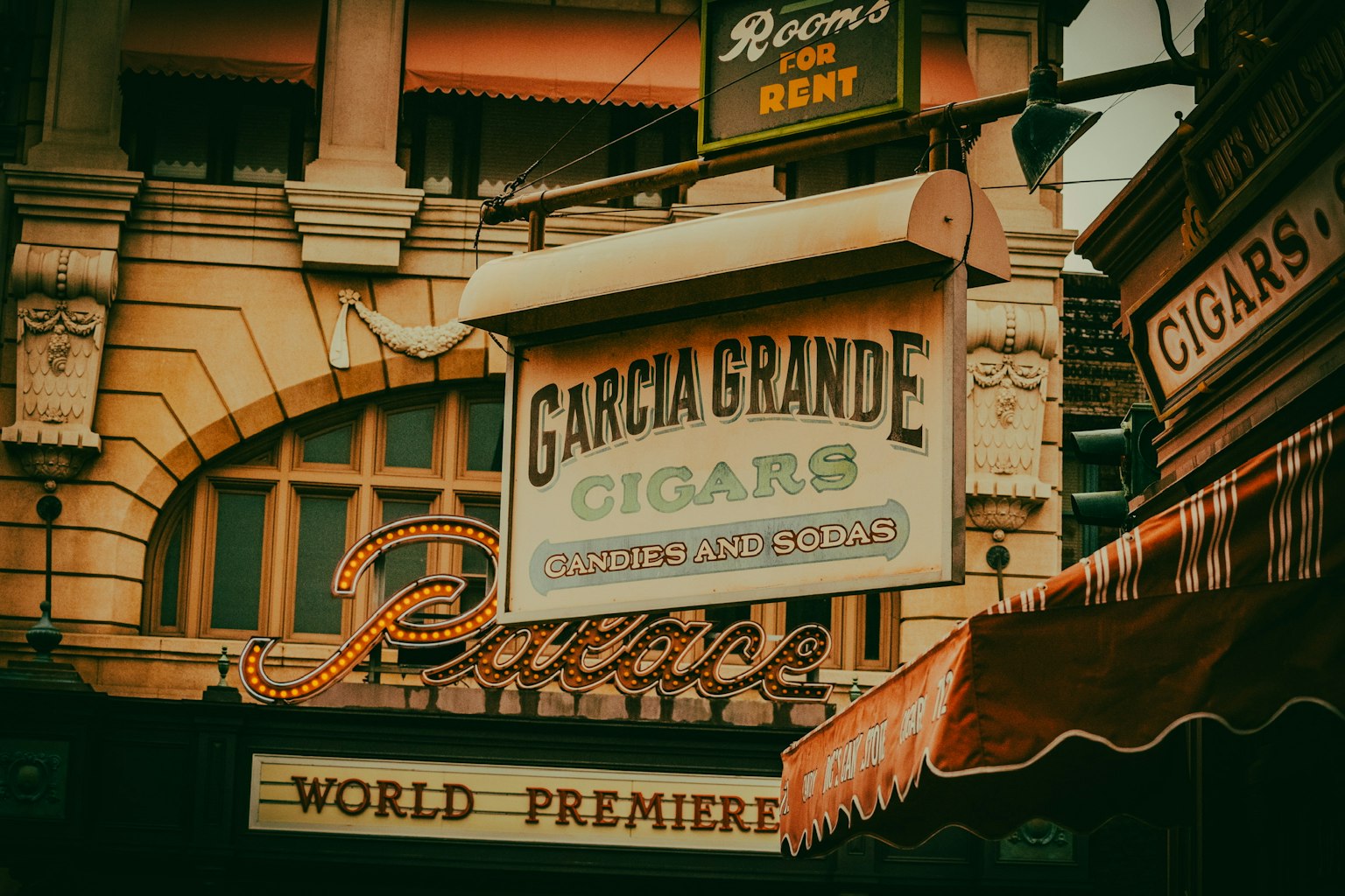 Ngoại thất của tòa nhà lịch sử với biển hiệu Garcia Grande Cigars