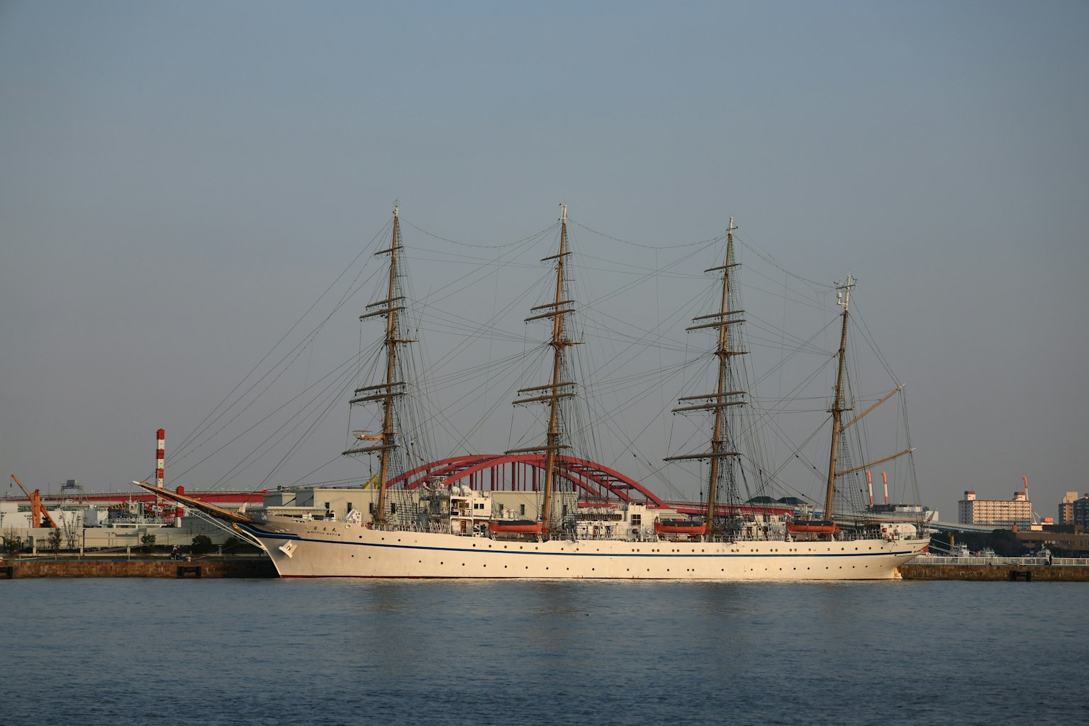 Un gran barco de vela flotando en una superficie de agua tranquila