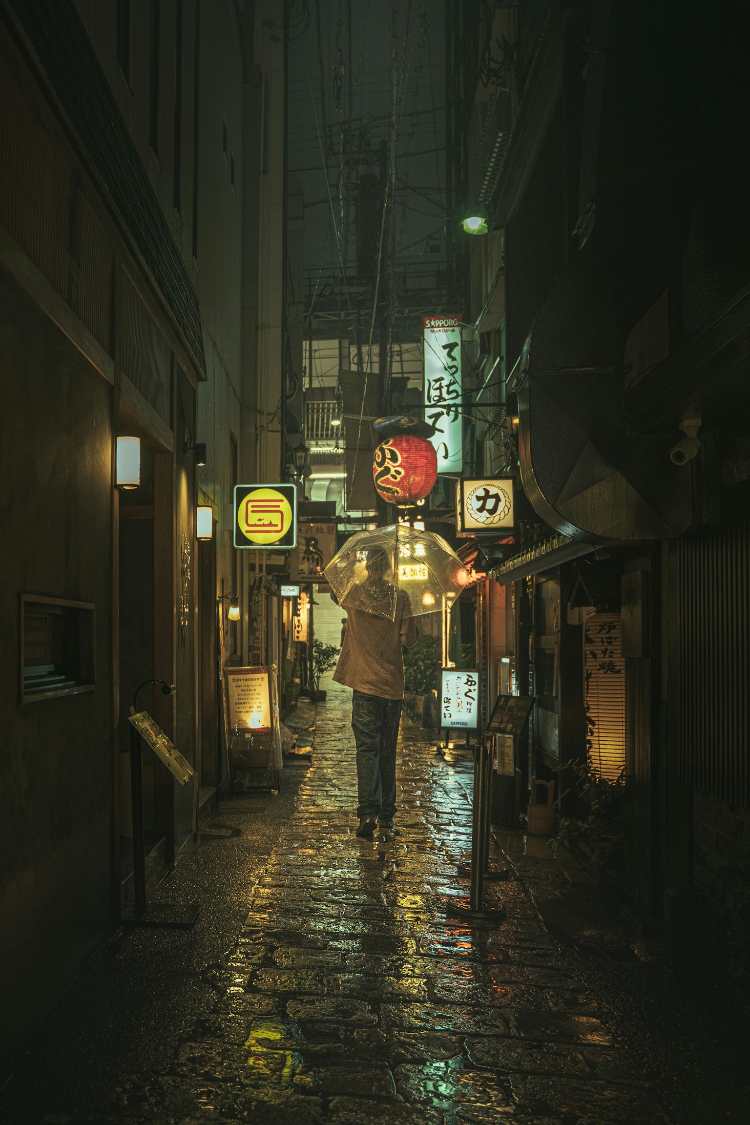 一个人在雨中走过夜晚的巷子，周围有霓虹灯