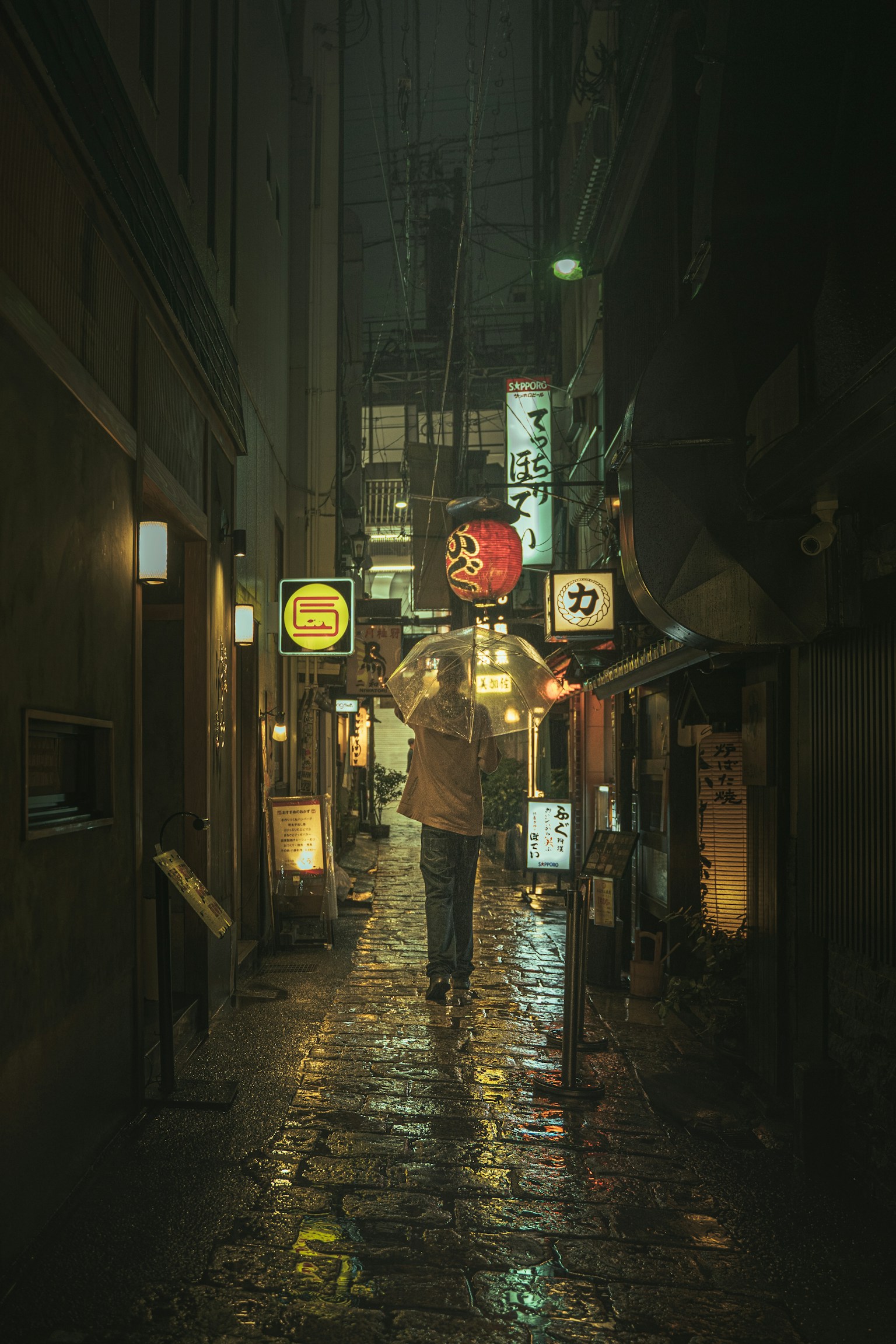 一個人在雨中走過夜晚的巷子，周圍有霓虹燈