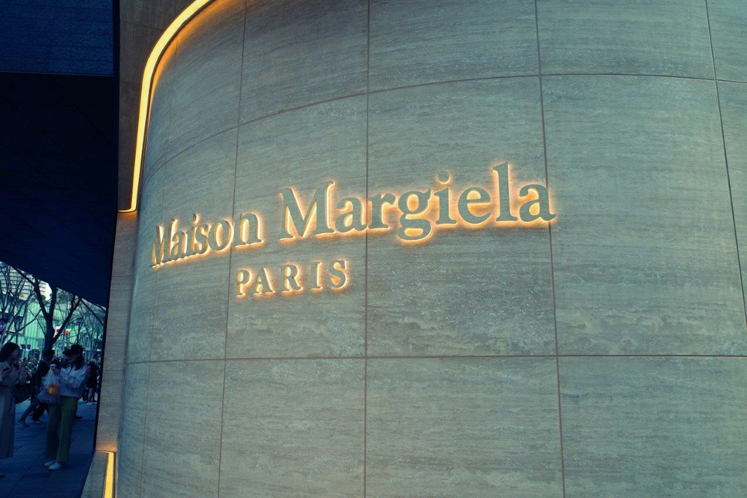 Vista exterior de la tienda Maison Margiela en París con logo