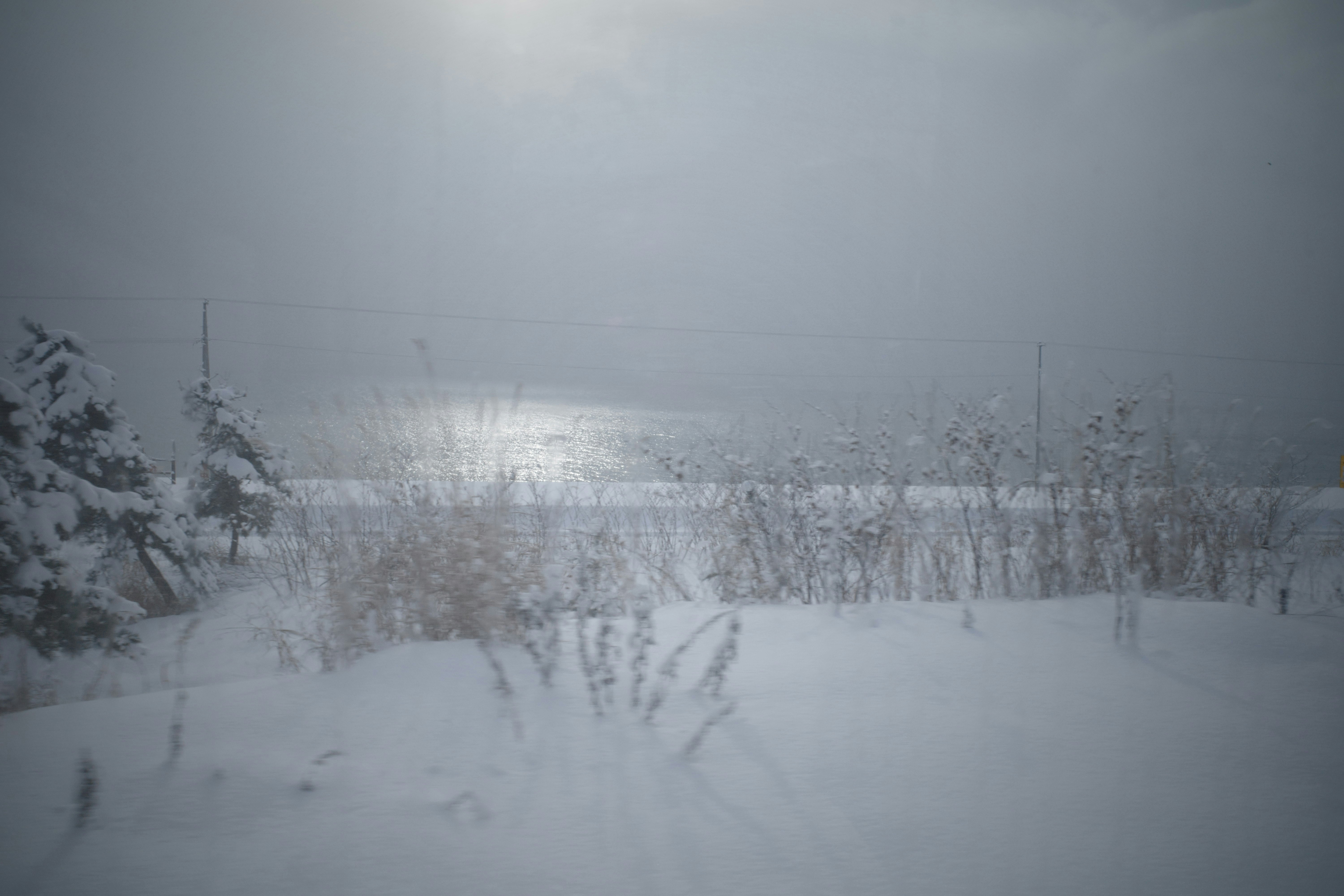 雪の降る北海道の海辺の冬景色