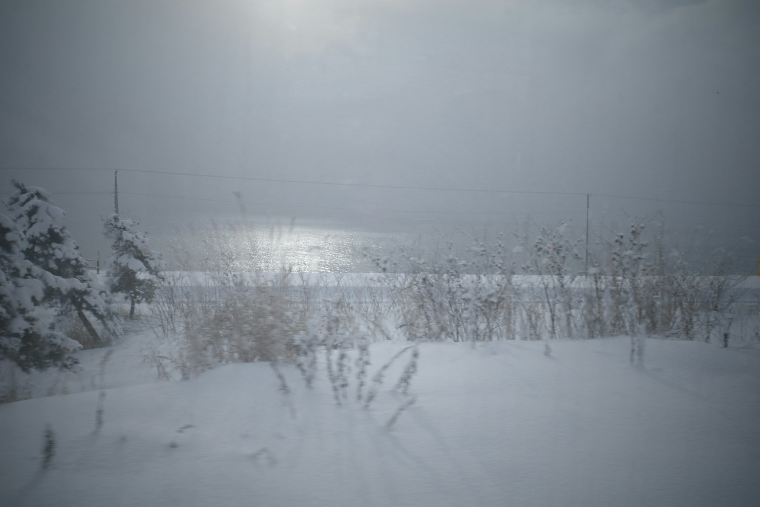 Schneebedeckte Landschaft mit ruhiger Seespiegelung