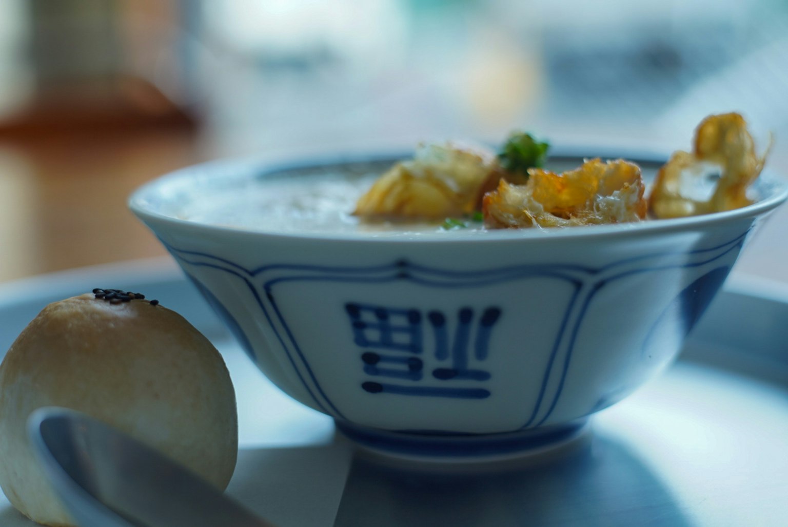 碗装汤和配料放在盘子上