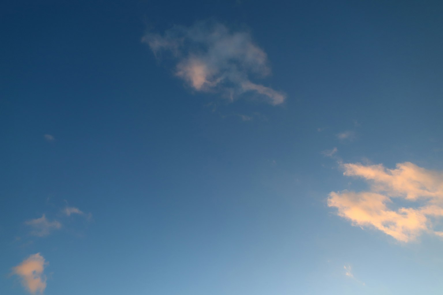 Silhouette di nuvole bianche contro un cielo blu