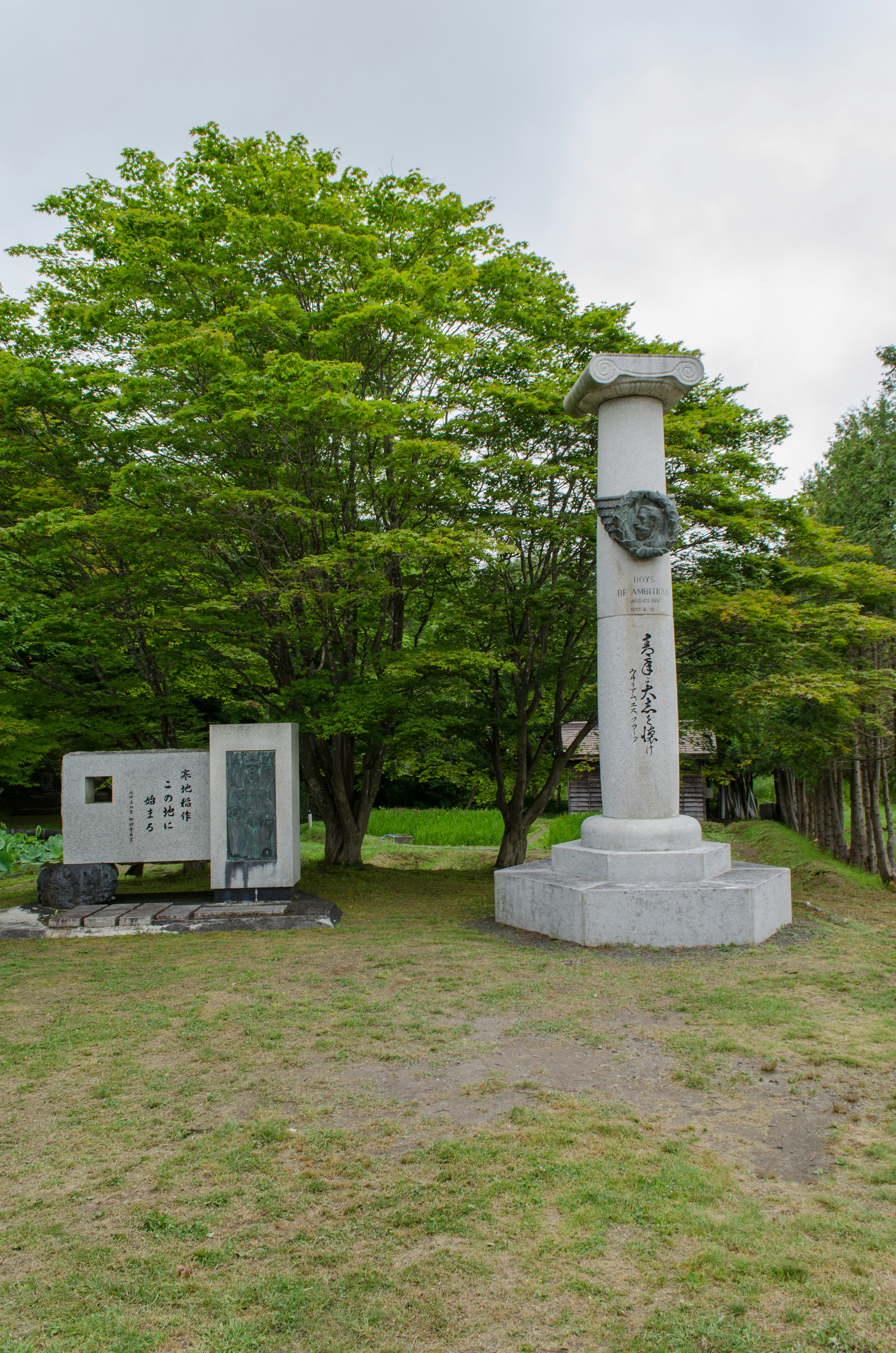 monuments en pierre et stèles commémoratives sur une pelouse verte