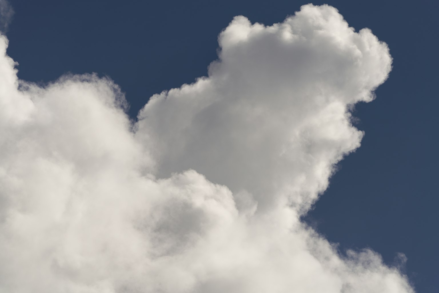 Einzigartige und beeindruckende Form von weißen Wolken vor blauem Himmel