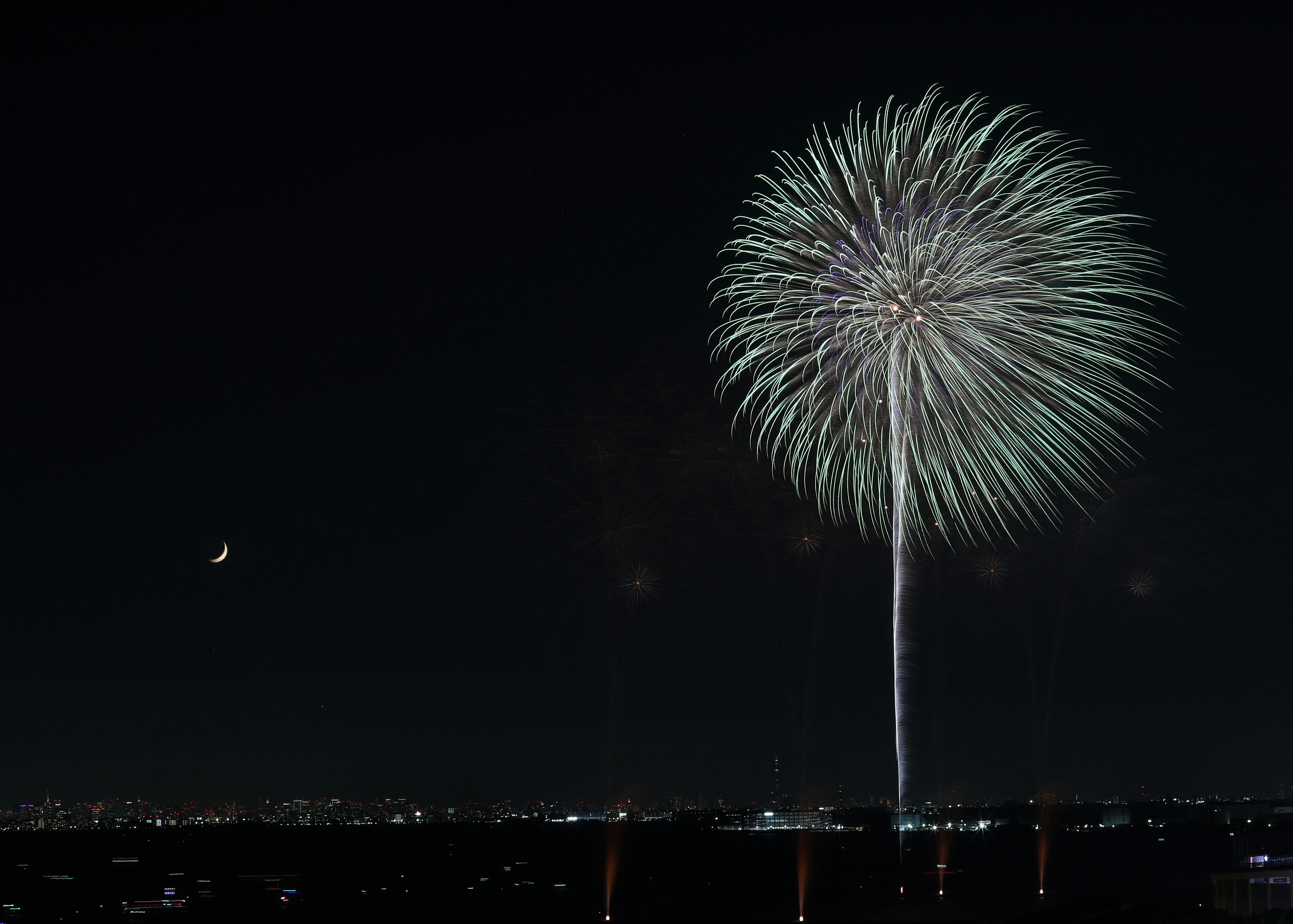 fuegos artificiales sobre el mar de noche