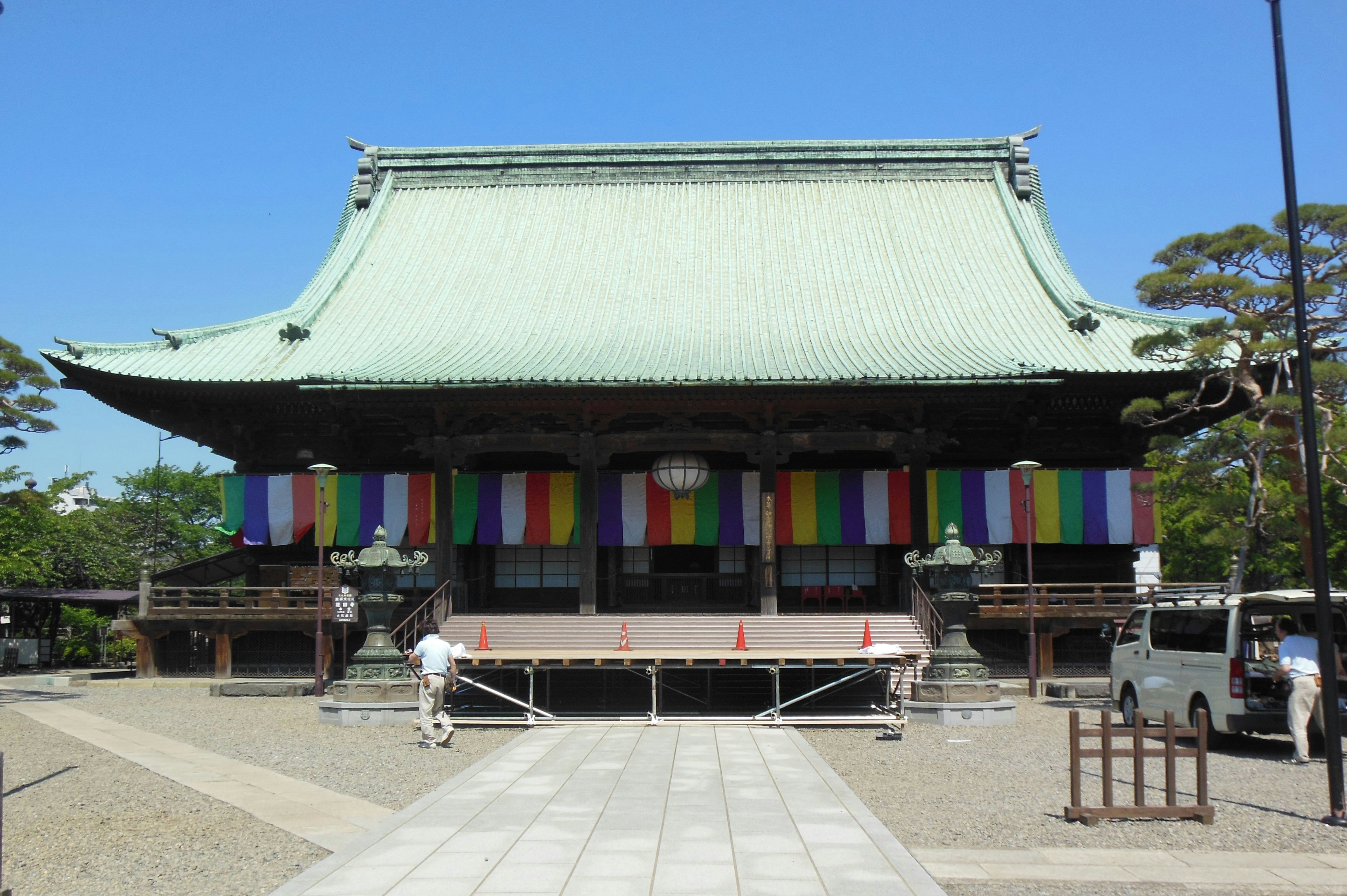 寺庙主殿前悬挂彩色横幅的入口广场