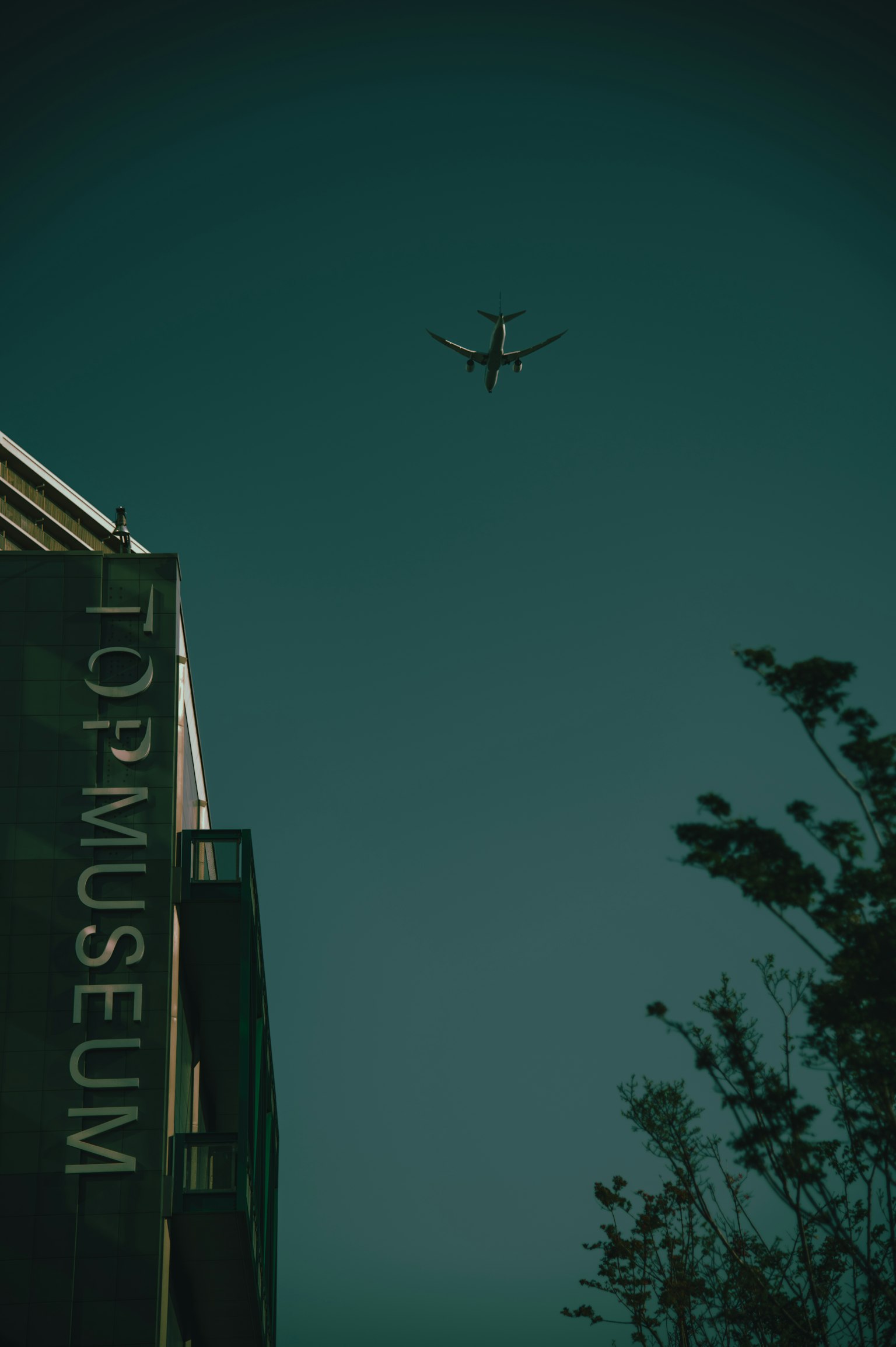Immagine di un aereo che vola sopra un edificio museale