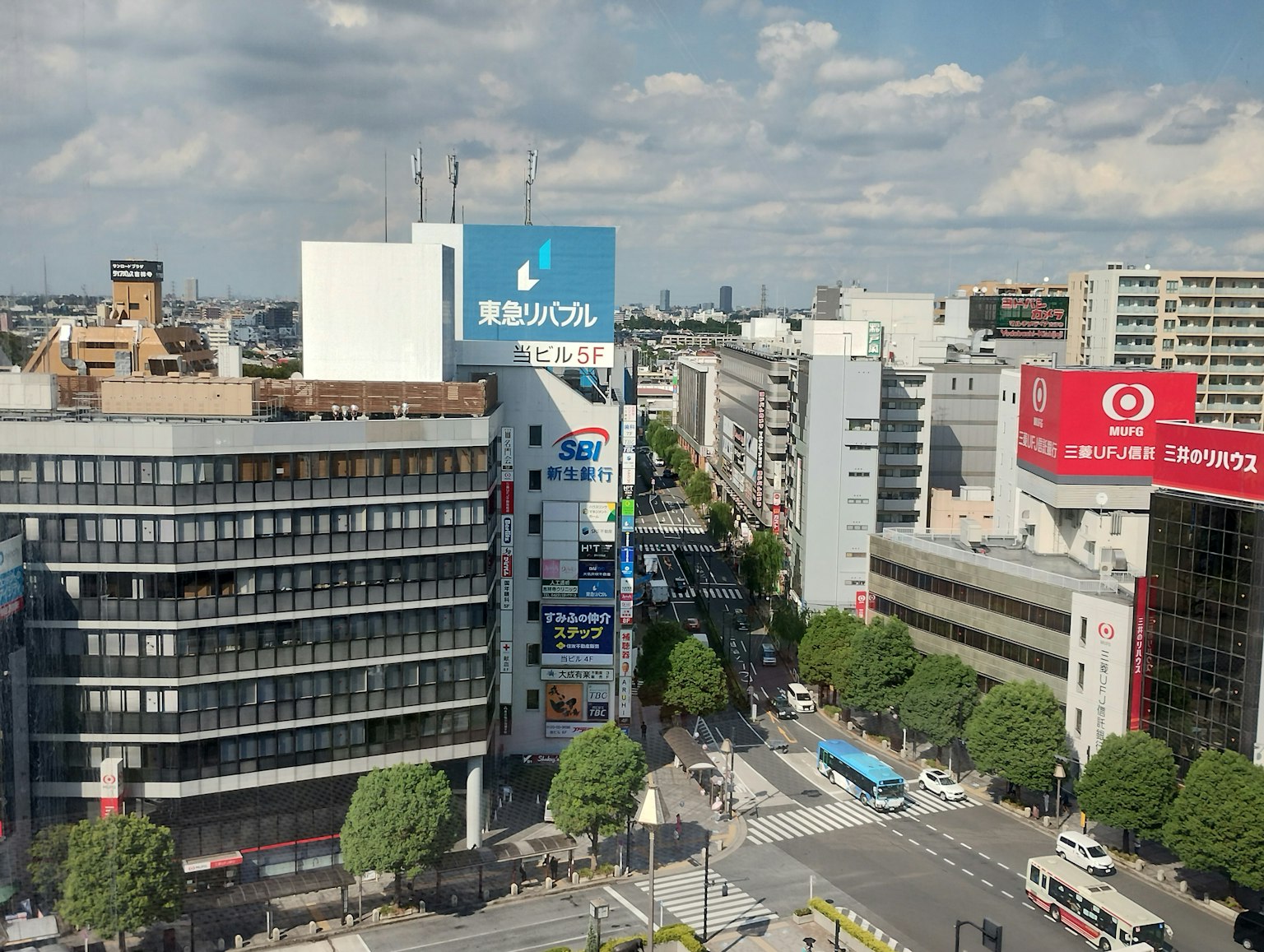 城市景觀，展示高樓大廈和街道