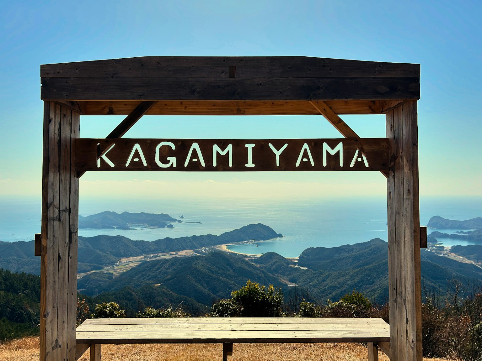 Pemandangan indah dari tempat melihat gunung dengan tanda KAGAMIYAMA