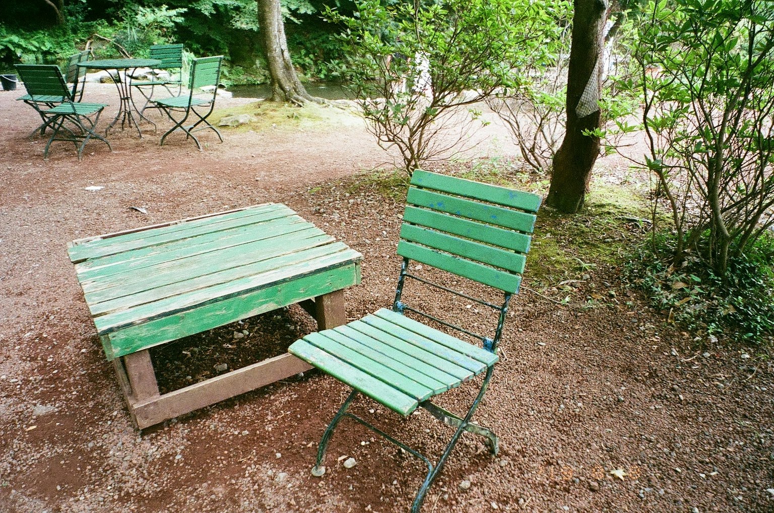 공원에 있는 녹색 나무 테이블과 의자