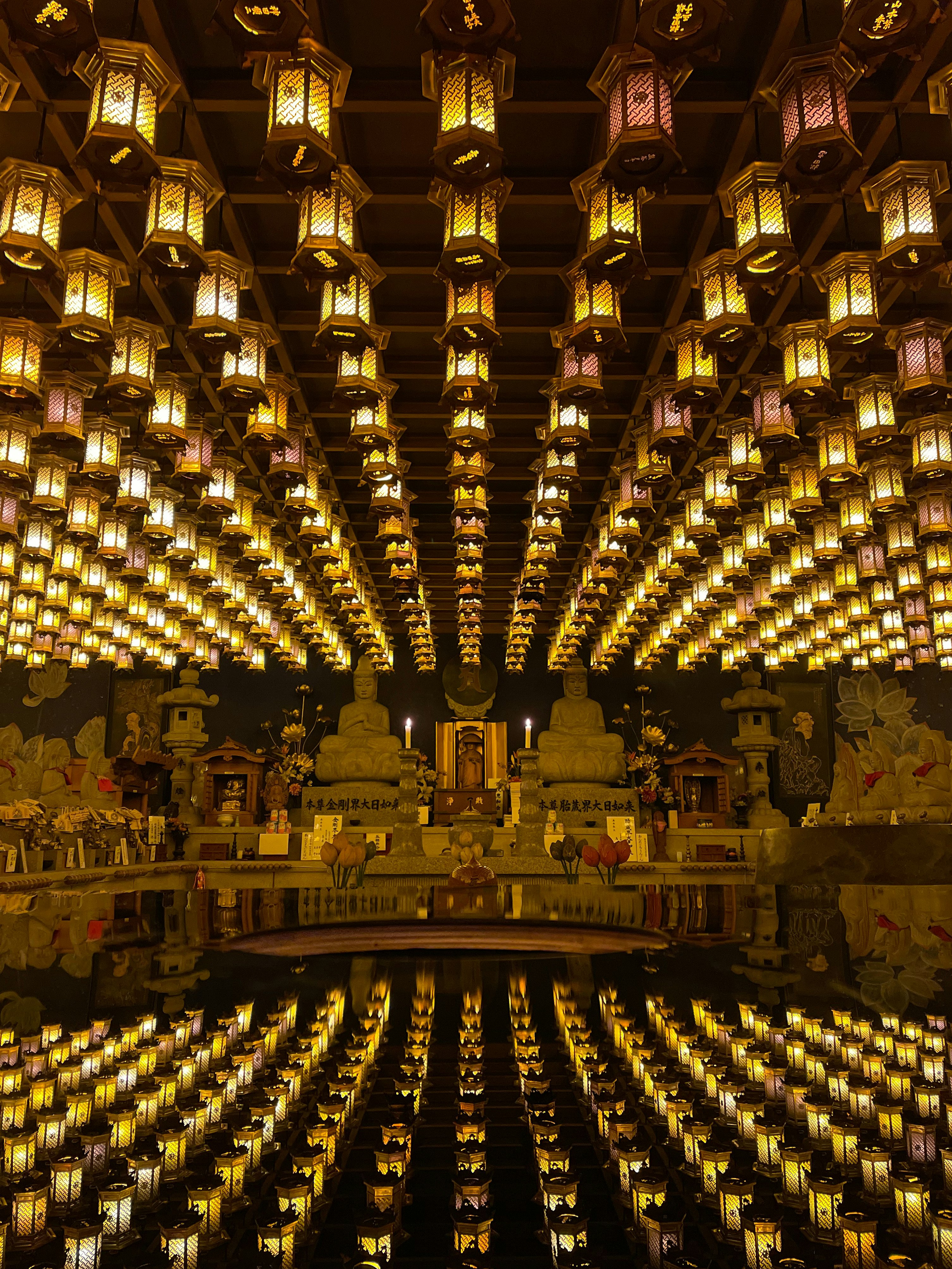 pasillo de templo con filas infinitas de faroles y altar