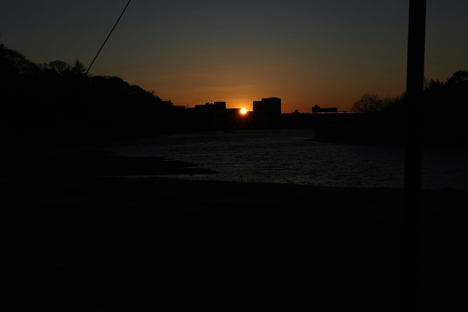 Scène de coucher de soleil avec des bâtiments en silhouette