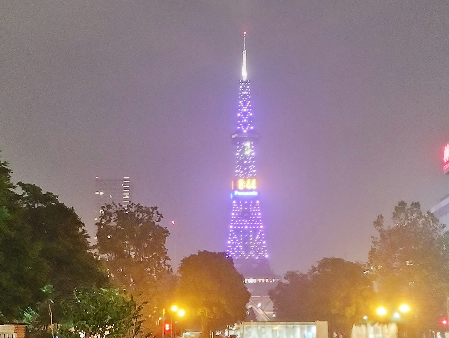 Tokyo Tower in lila beleuchtet bei Nacht