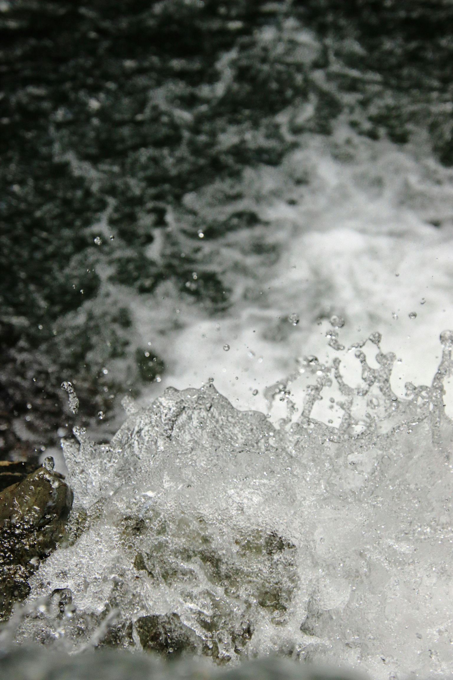 水波撞击岩石形成白色泡沫