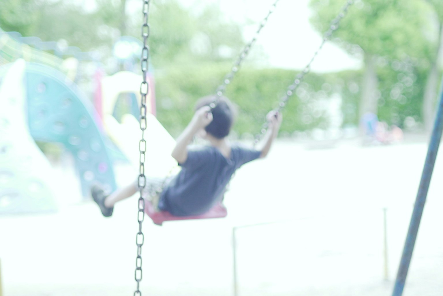 Enfant se balançant sur une balançoire dans un parc