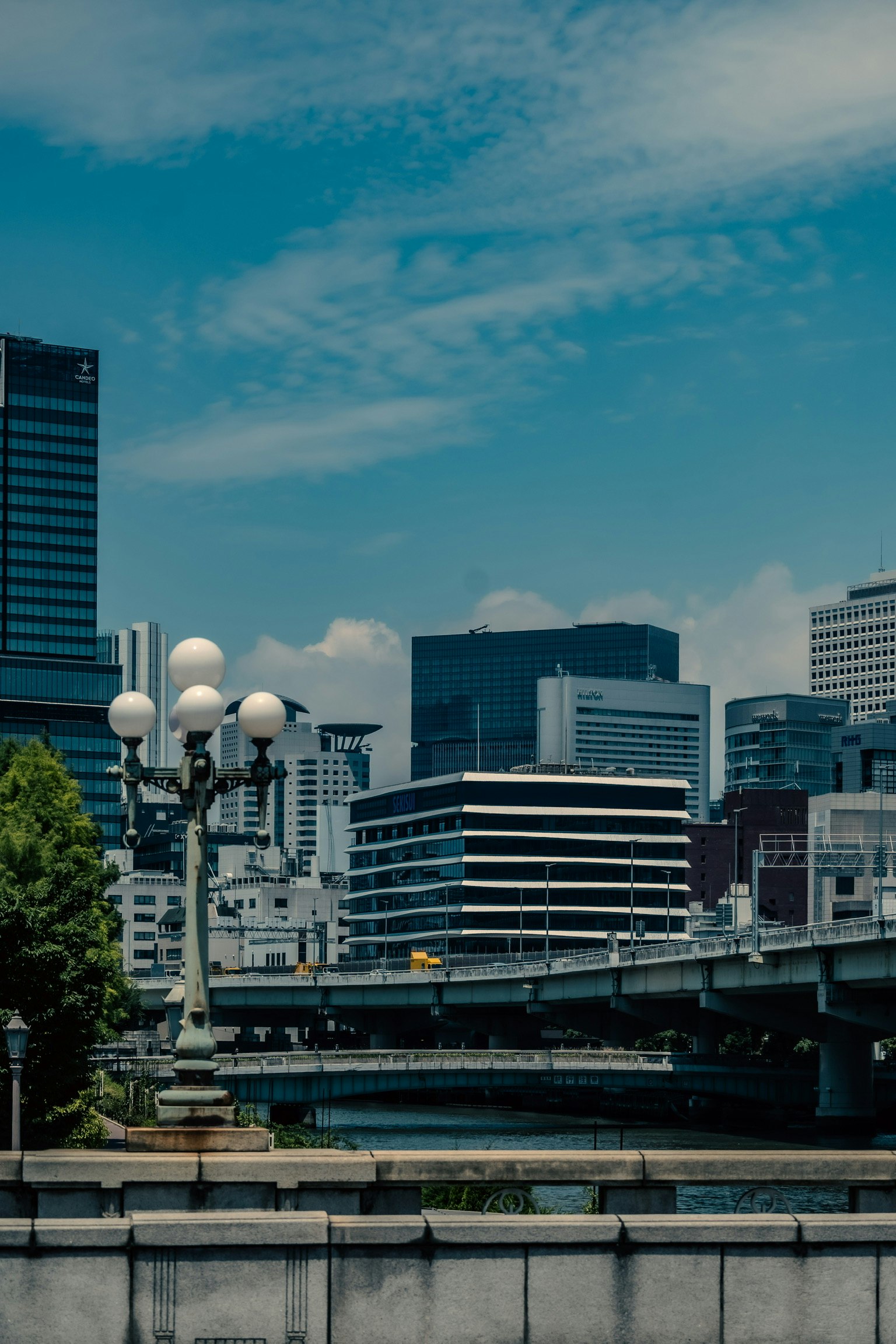 城市景觀，建築和橋樑在藍天之下