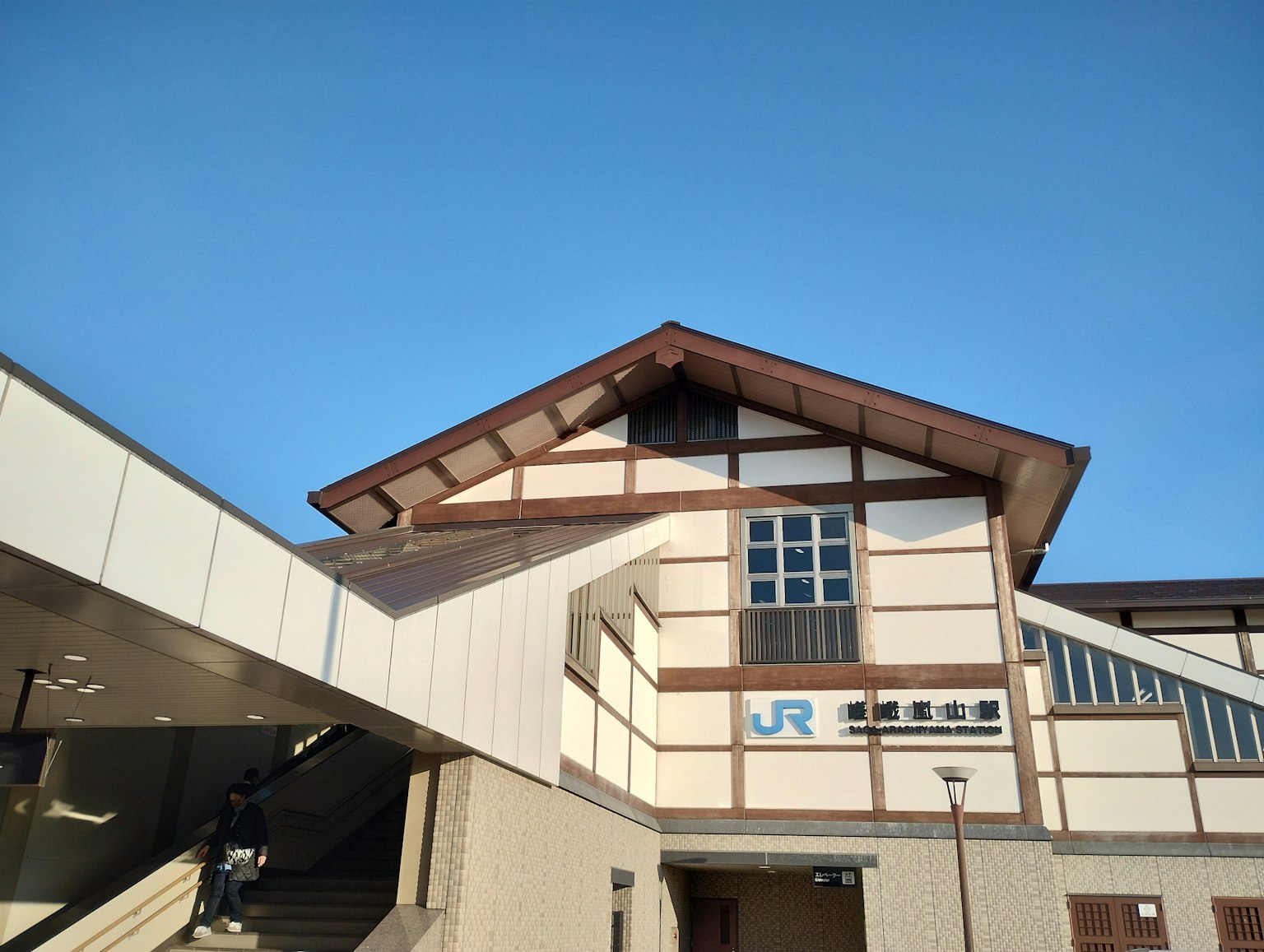 在晴朗藍天下的JR火車站外觀