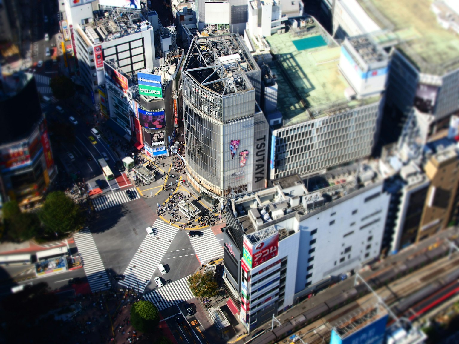 Pemandangan udara Shibuya menampilkan banyak bangunan dan persimpangan yang sibuk