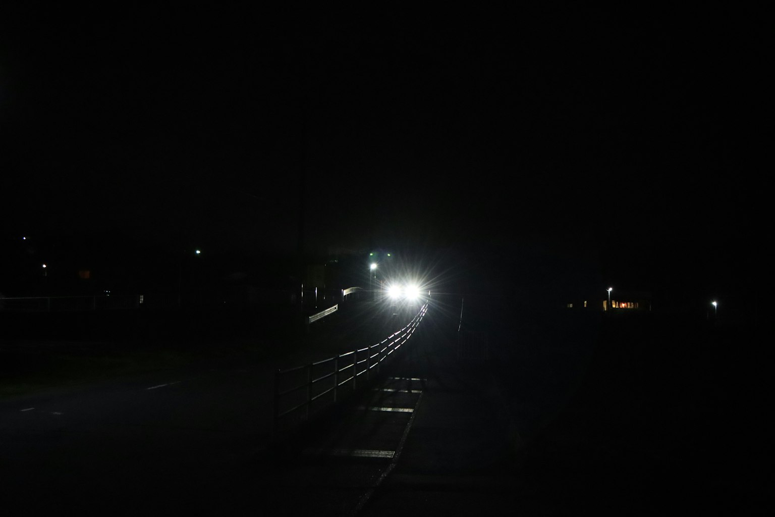 Autolenkradlichter leuchten in einer dunklen Nacht mit einer Straße