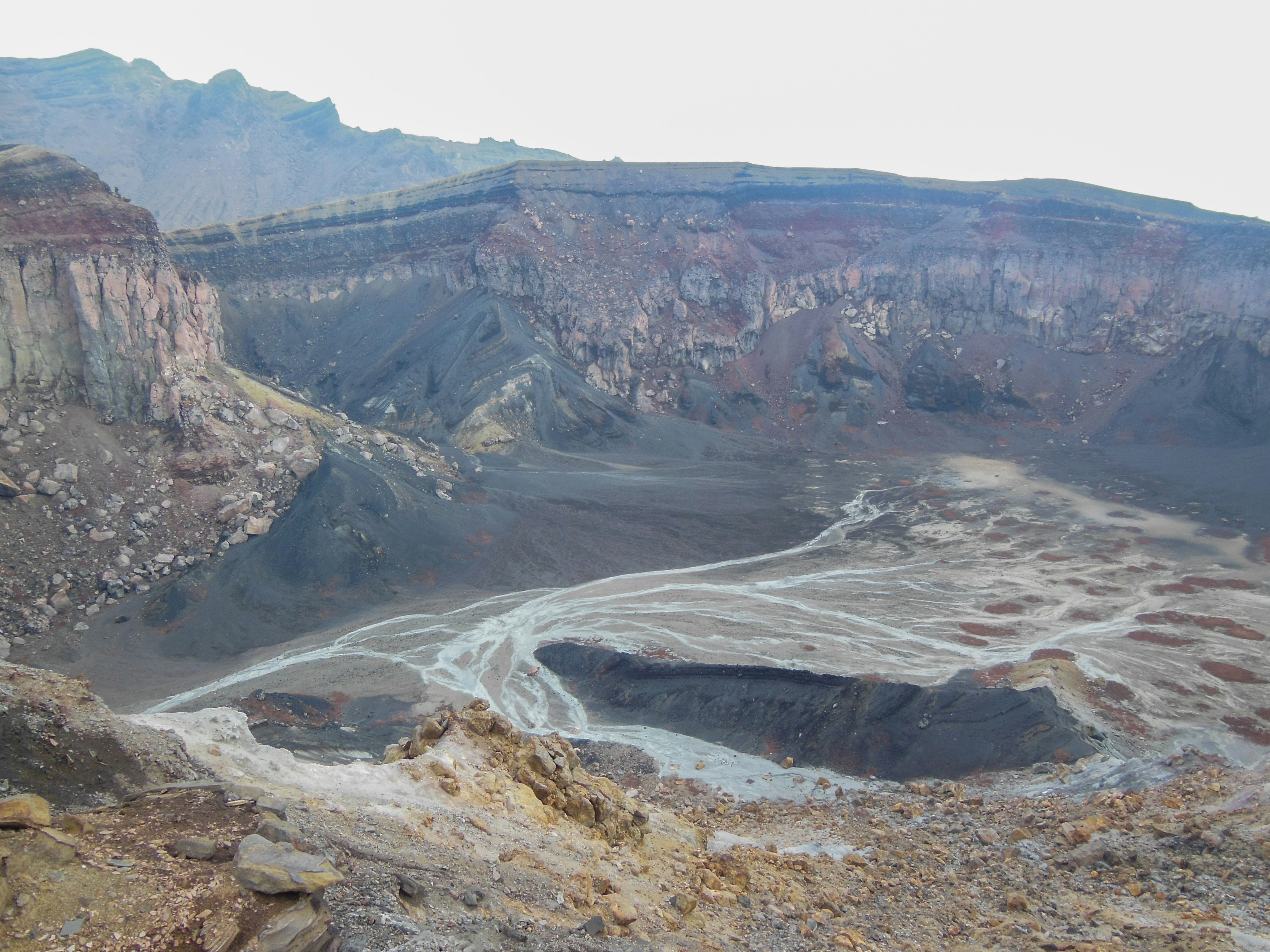 火山蒸汽与熔岩流蔓延的荒凉山地景观