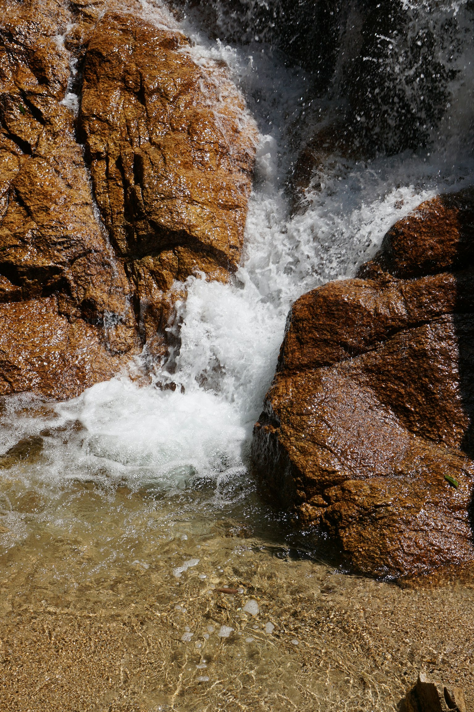 Scena naturale di rocce e acqua che scorre