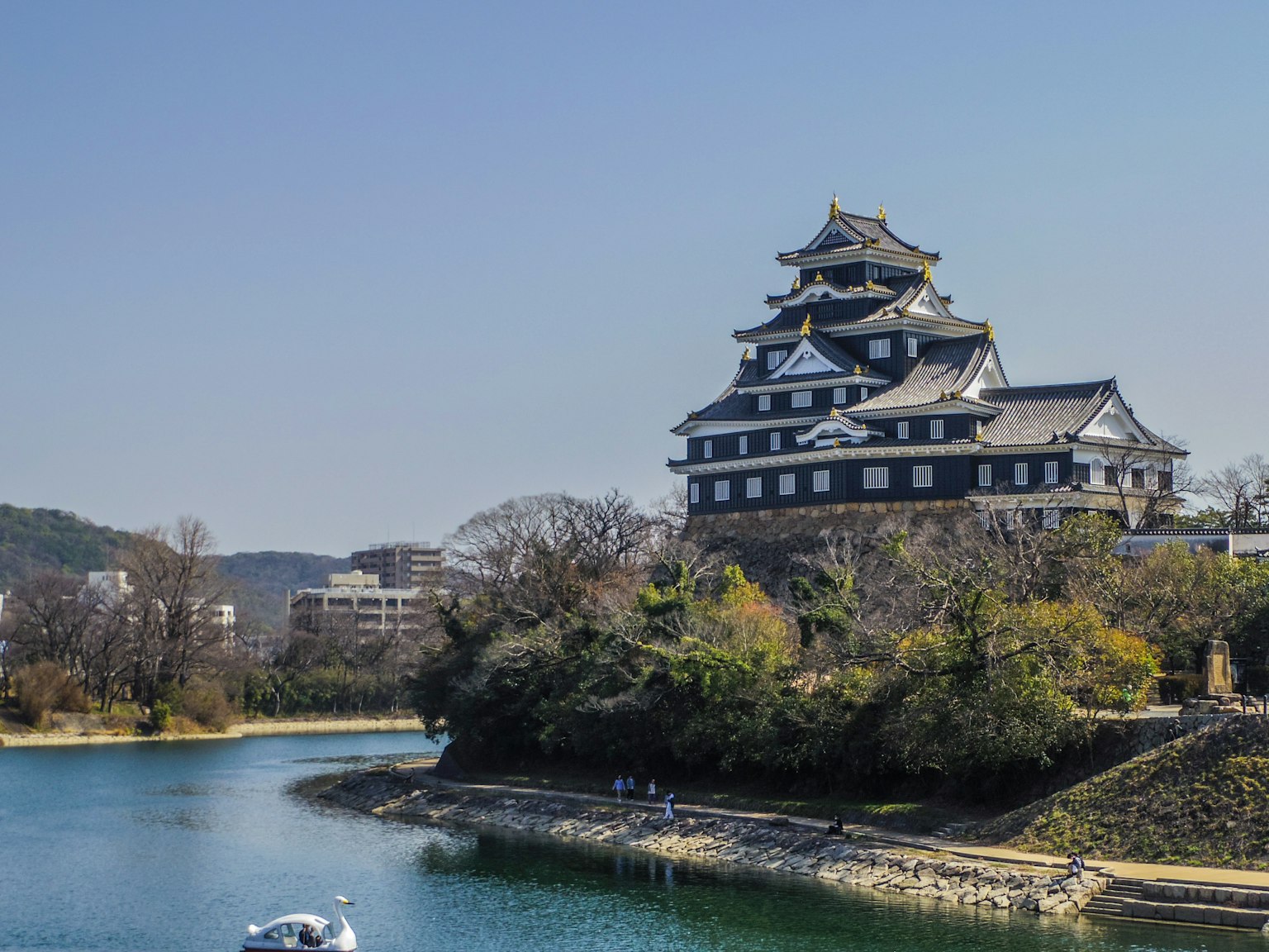 黑色城堡與藍天和河流風景