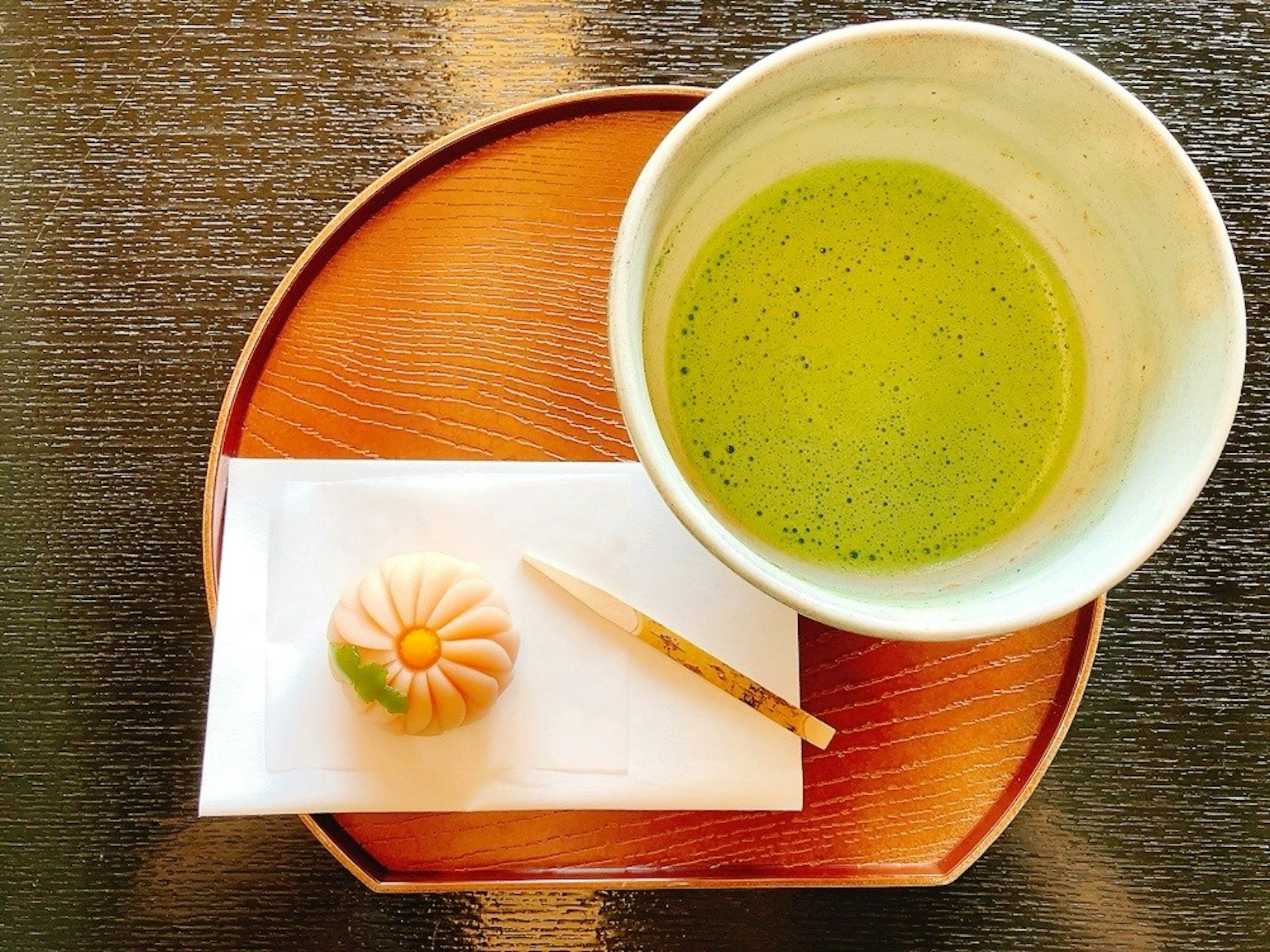 Thé matcha servi avec une pâtisserie japonaise traditionnelle
