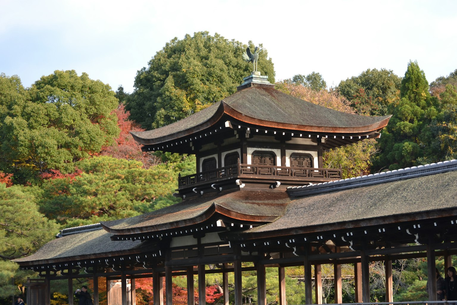 Traditionelle japanische Architektur mit grünem Hintergrund