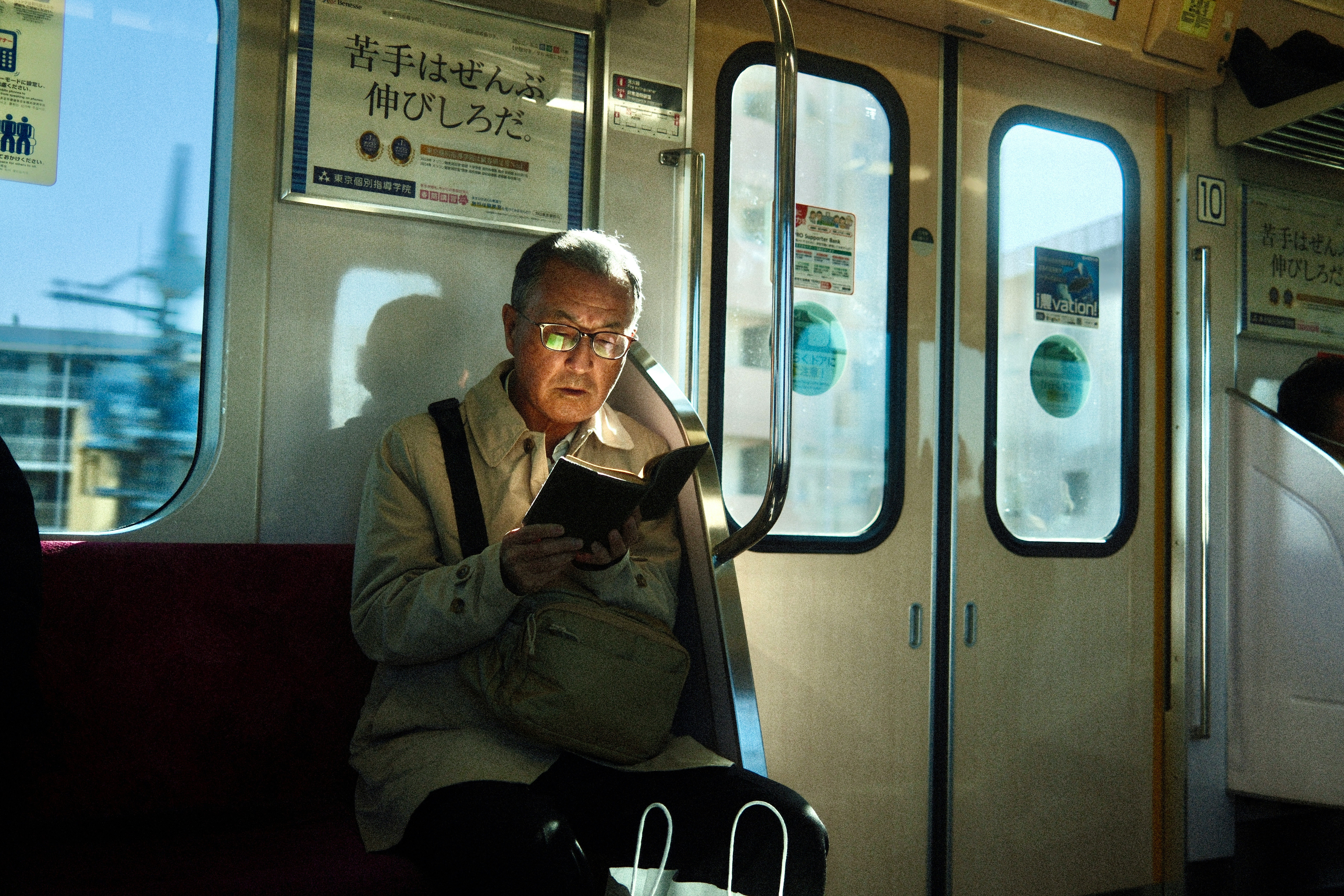 電車内でスマホを見つめる男性
