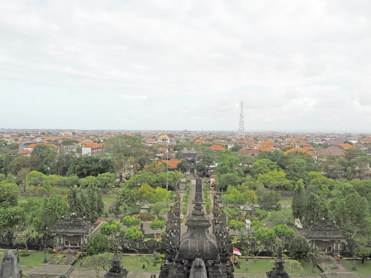 Vue panoramique de Bali montrant des jardins luxuriants et des maisons à toit orange