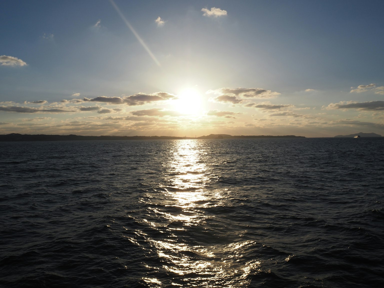 Hermoso paisaje del atardecer reflejándose en el mar
