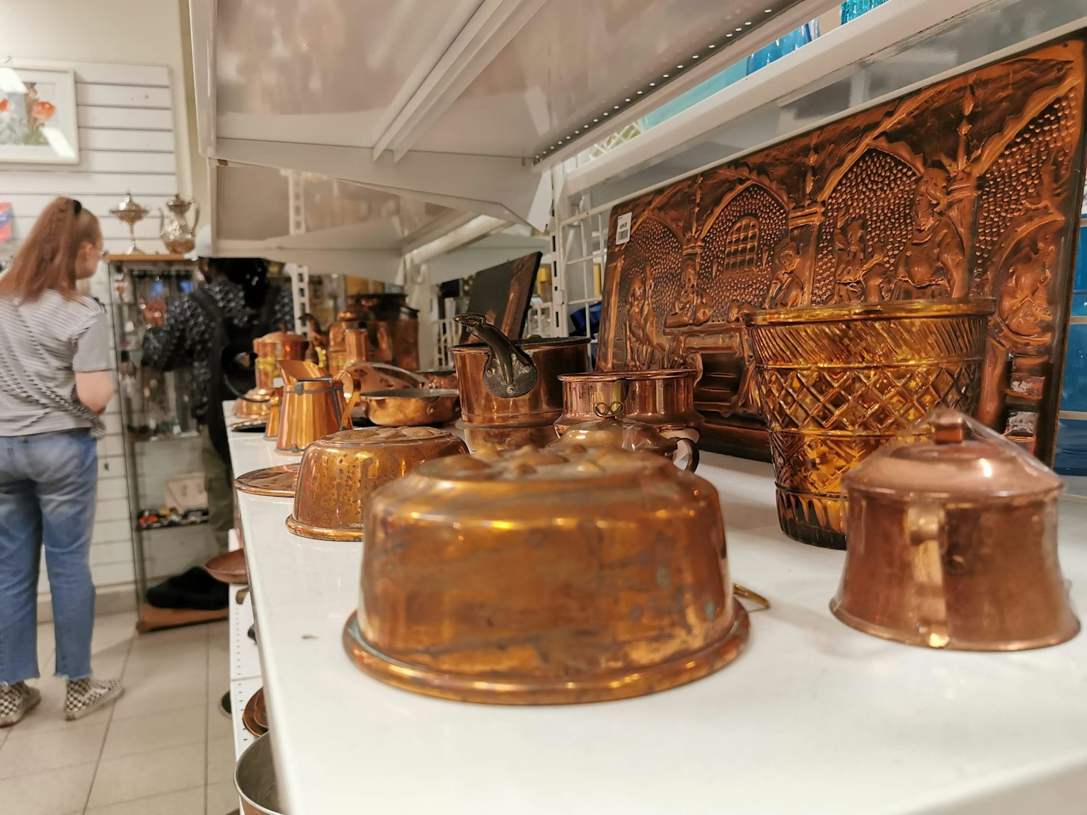 Pameran barang tembaga dan barang dekoratif di sebuah toko