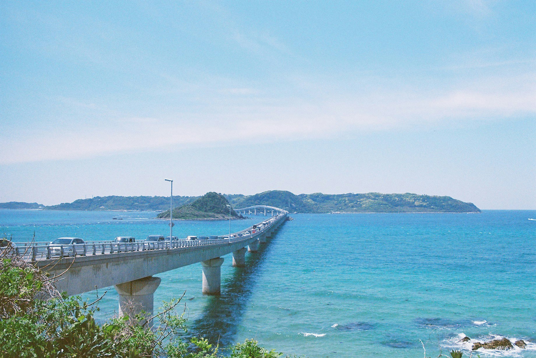 海沿いの橋と青い海の風景