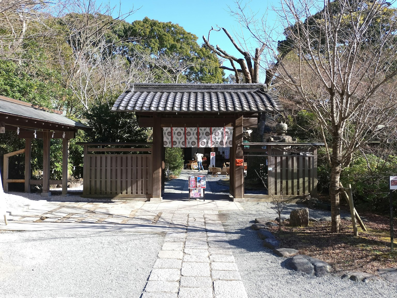 传统日本寺庙入口，木门和石头小道