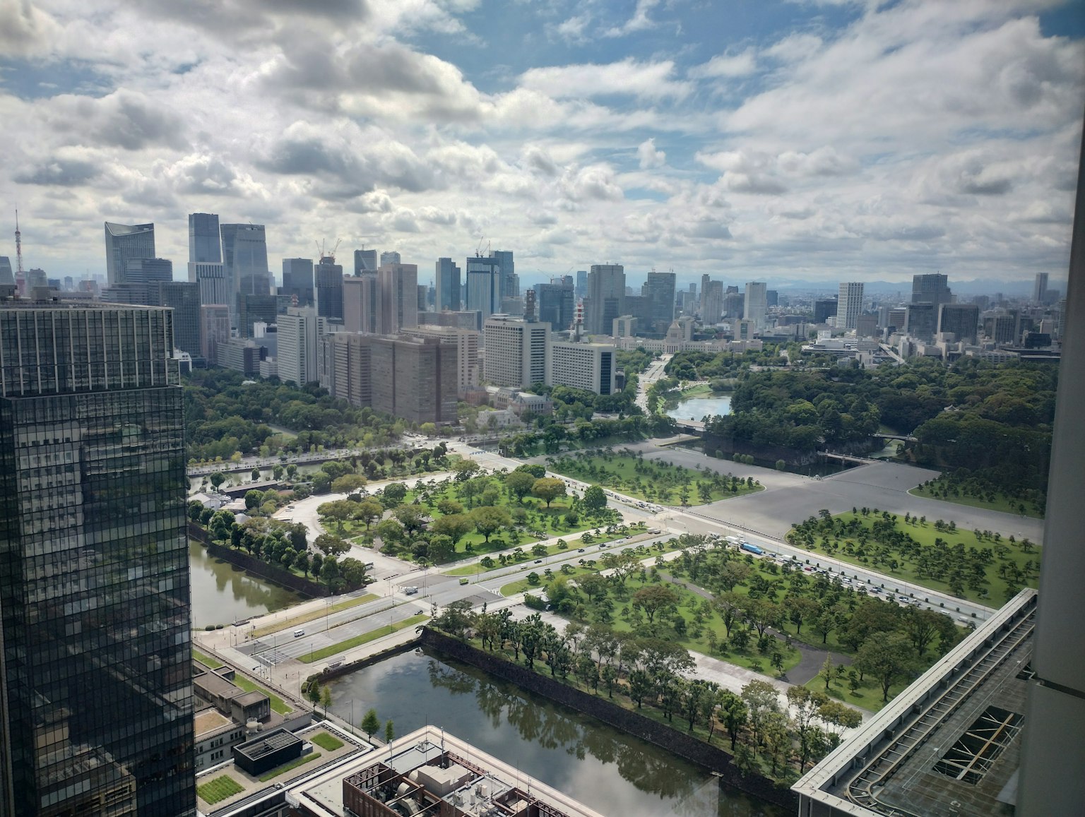 Une vue de la verdure urbaine et des gratte-ciels
