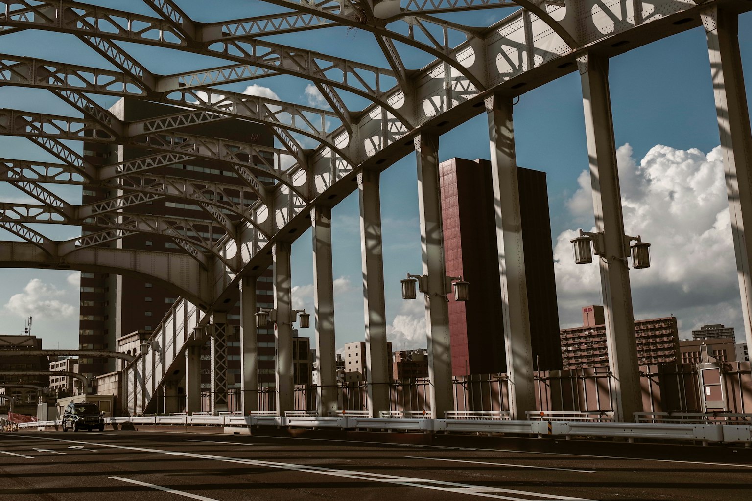 Vista di grattacieli e cielo blu da sotto un ponte urbano