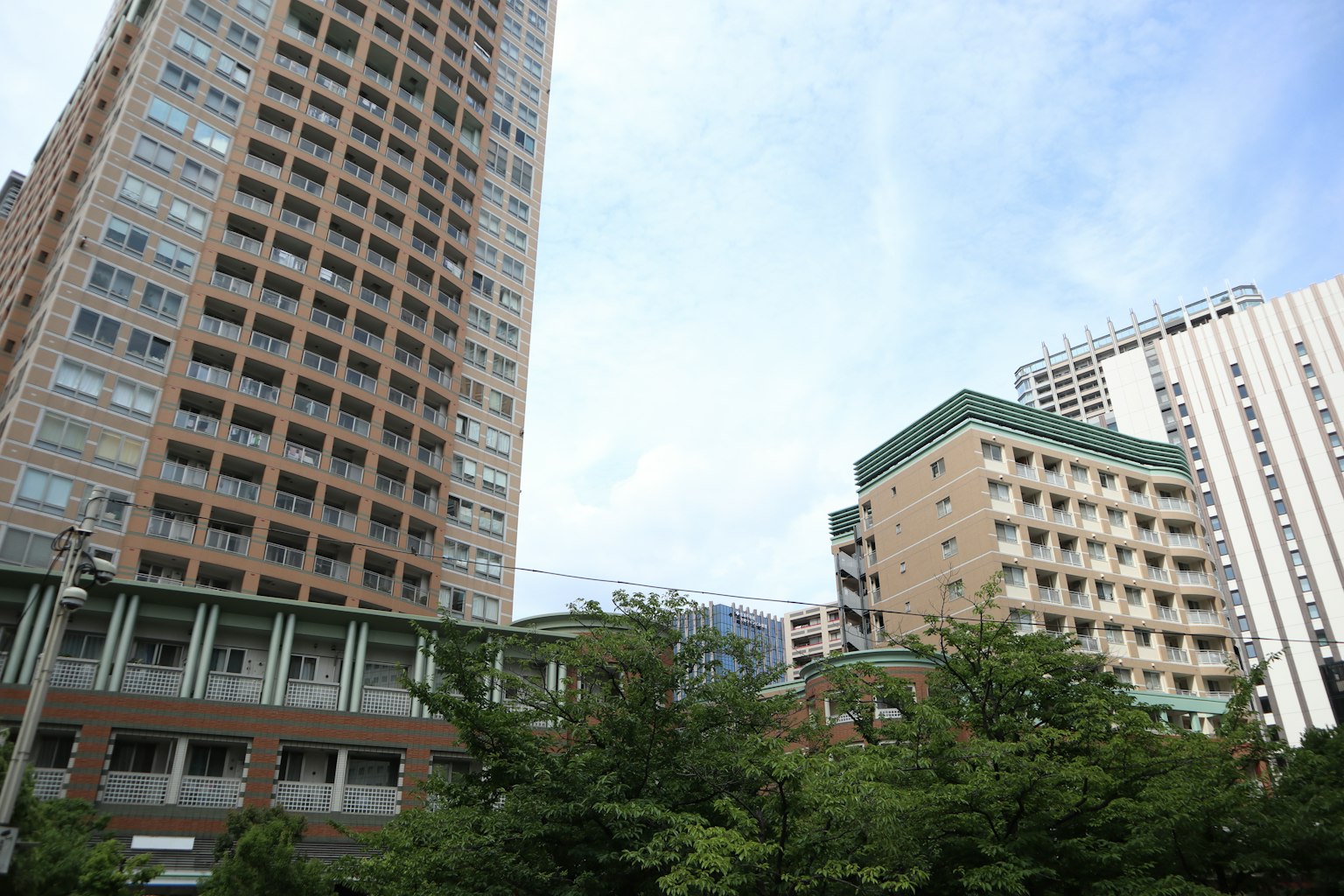 ทิวทัศน์เมืองที่มีตึกสูงและอพาร์ตเมนต์