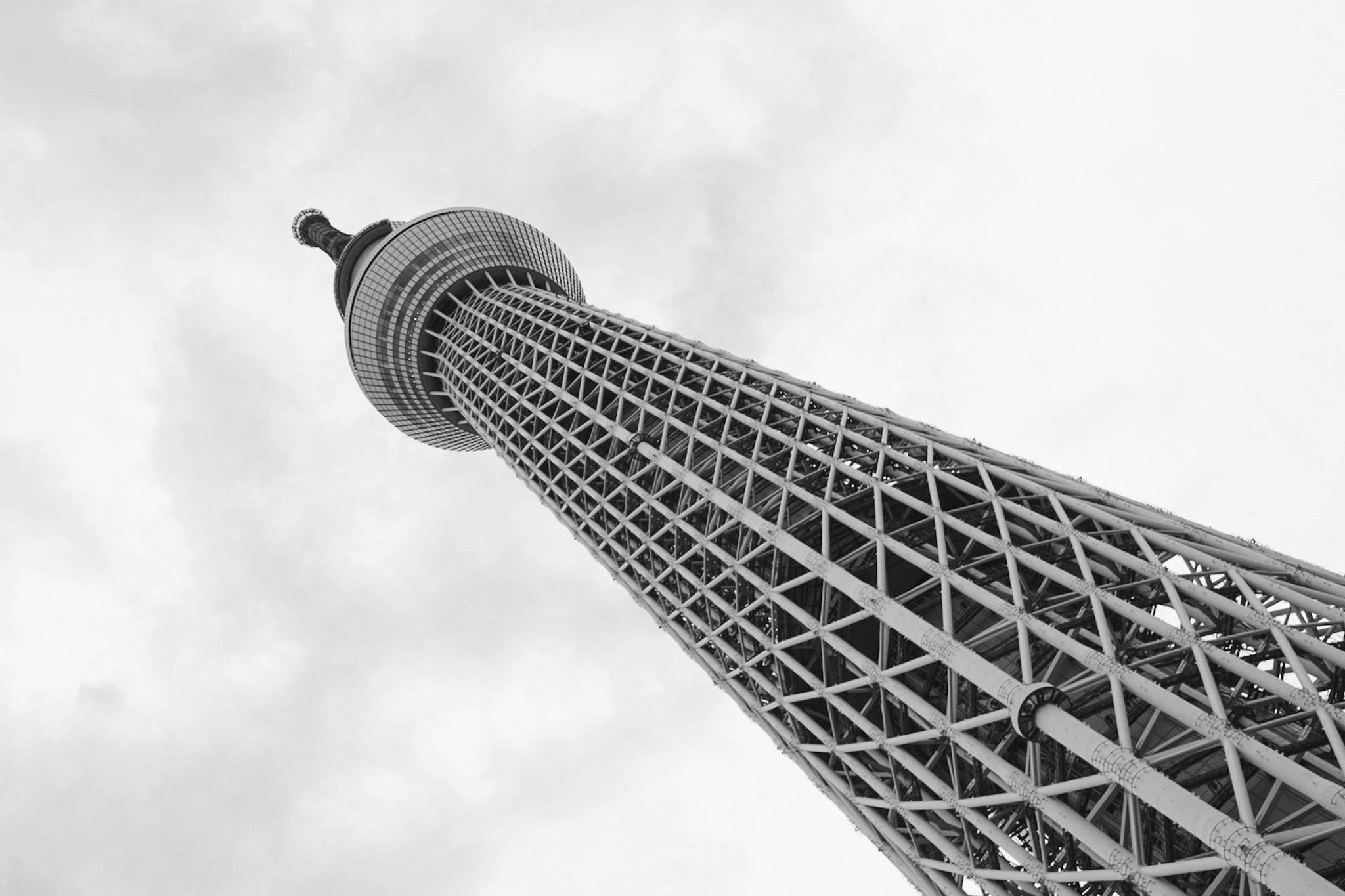 la torre Skytree che svetta sotto un cielo nuvoloso