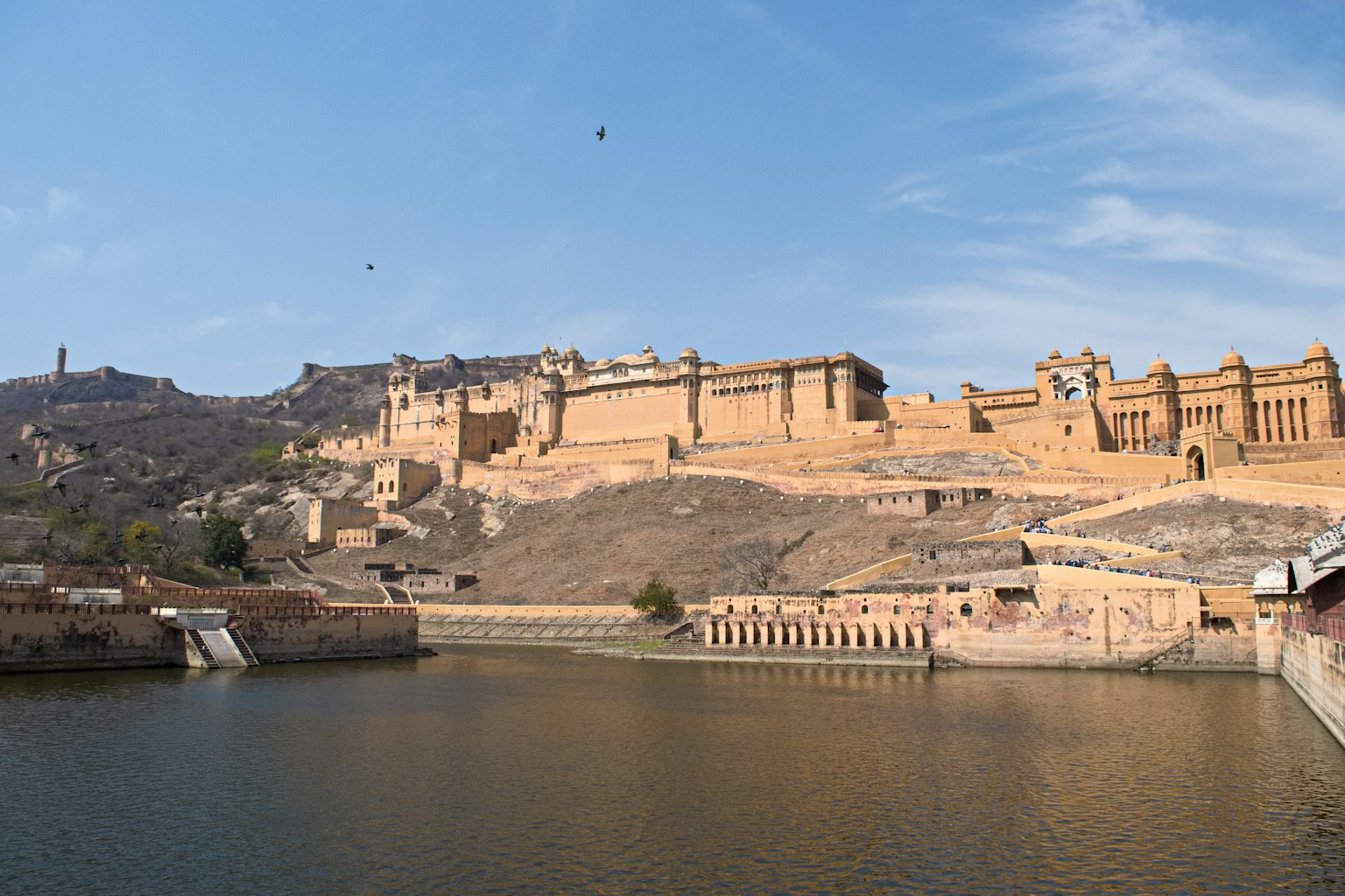 Bild, das den Amber Fort und die umliegende Landschaft zeigt