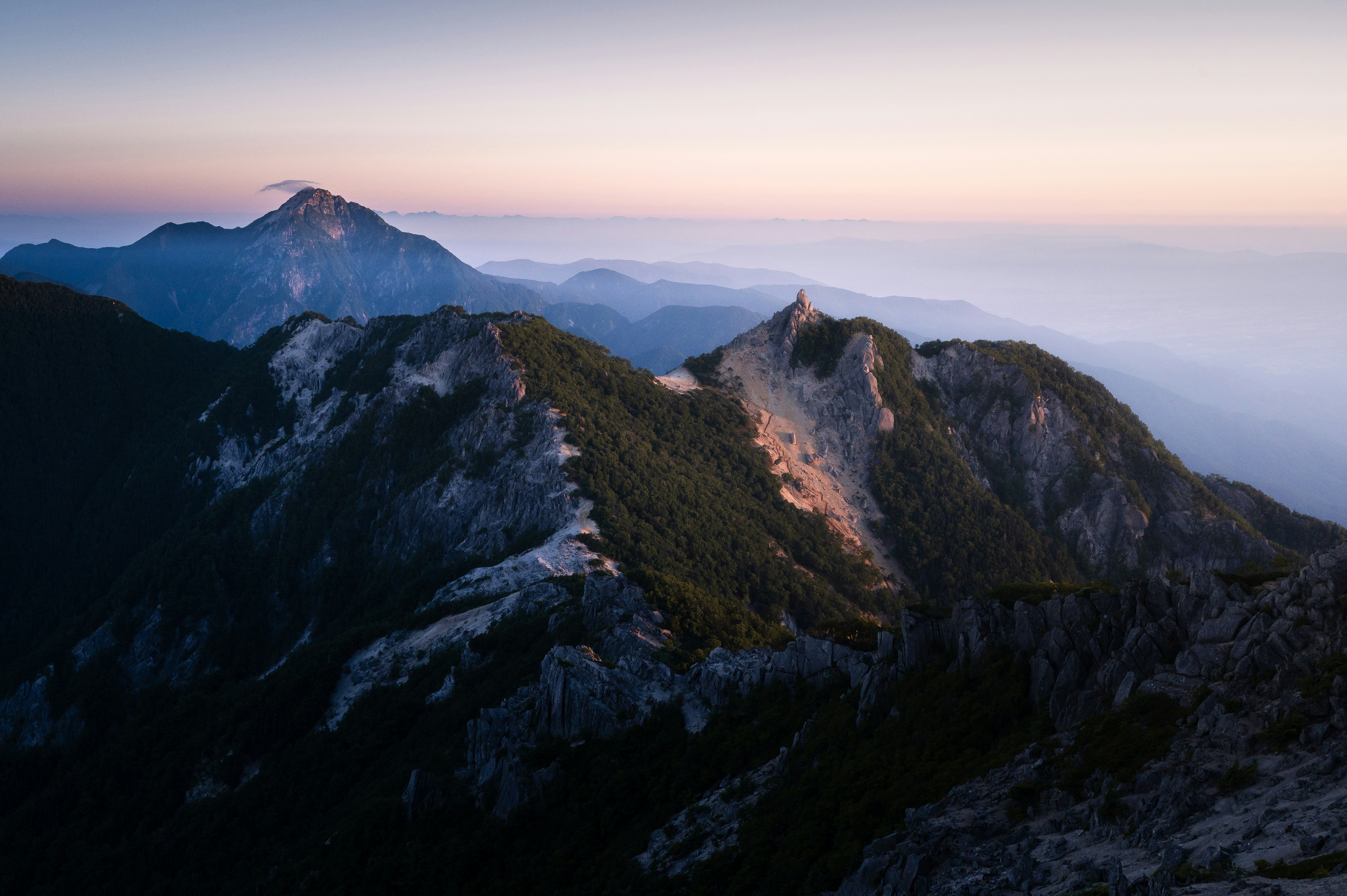 稜線が連なる山並みの夕暮れ風景