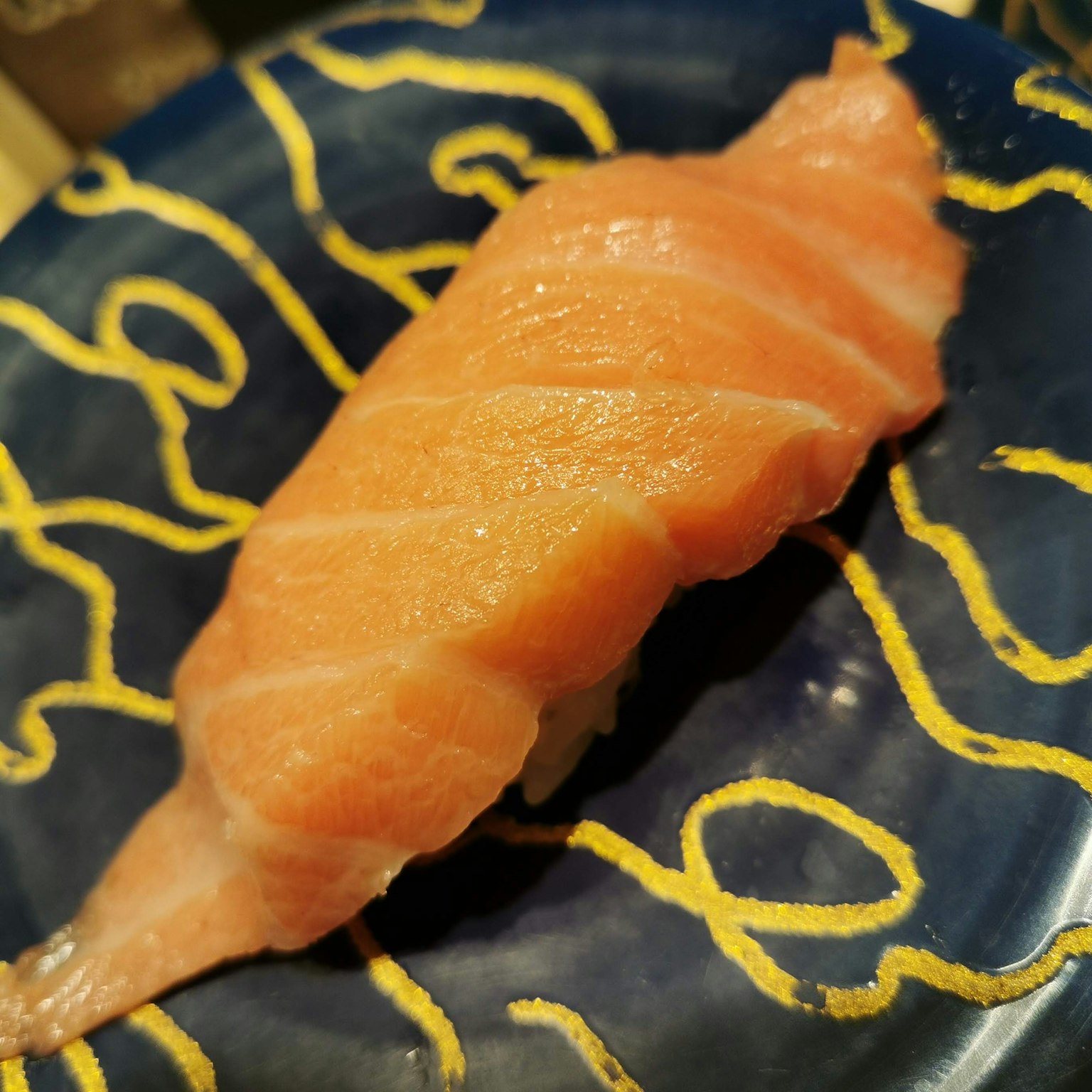ซูชิเนกิริแซลมอนบนจานสีน้ำเงิน