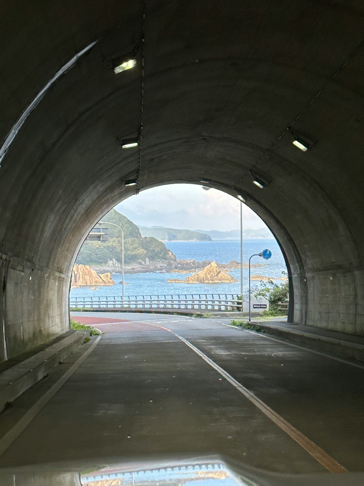 Vue de la mer à travers l'entrée d'un tunnel